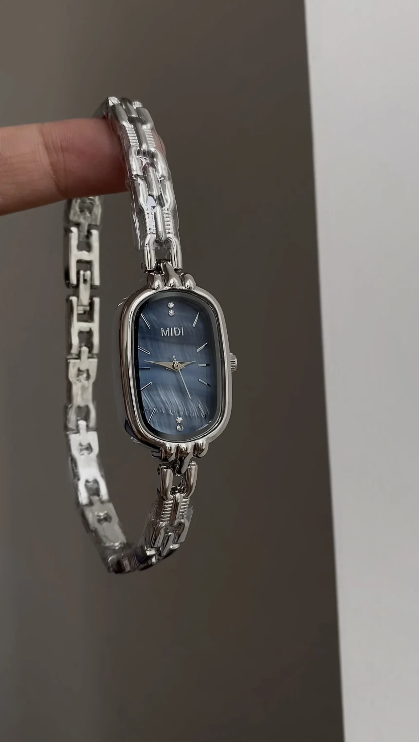 Elegantladies watchHighend crushed ice blue oval motherofpearl watch female model cold style luxury bracelet watch original gift
Elegantladies watchHighend crushed ice blue oval motherofpearl watch female model cold style luxury bracelet watch original gift