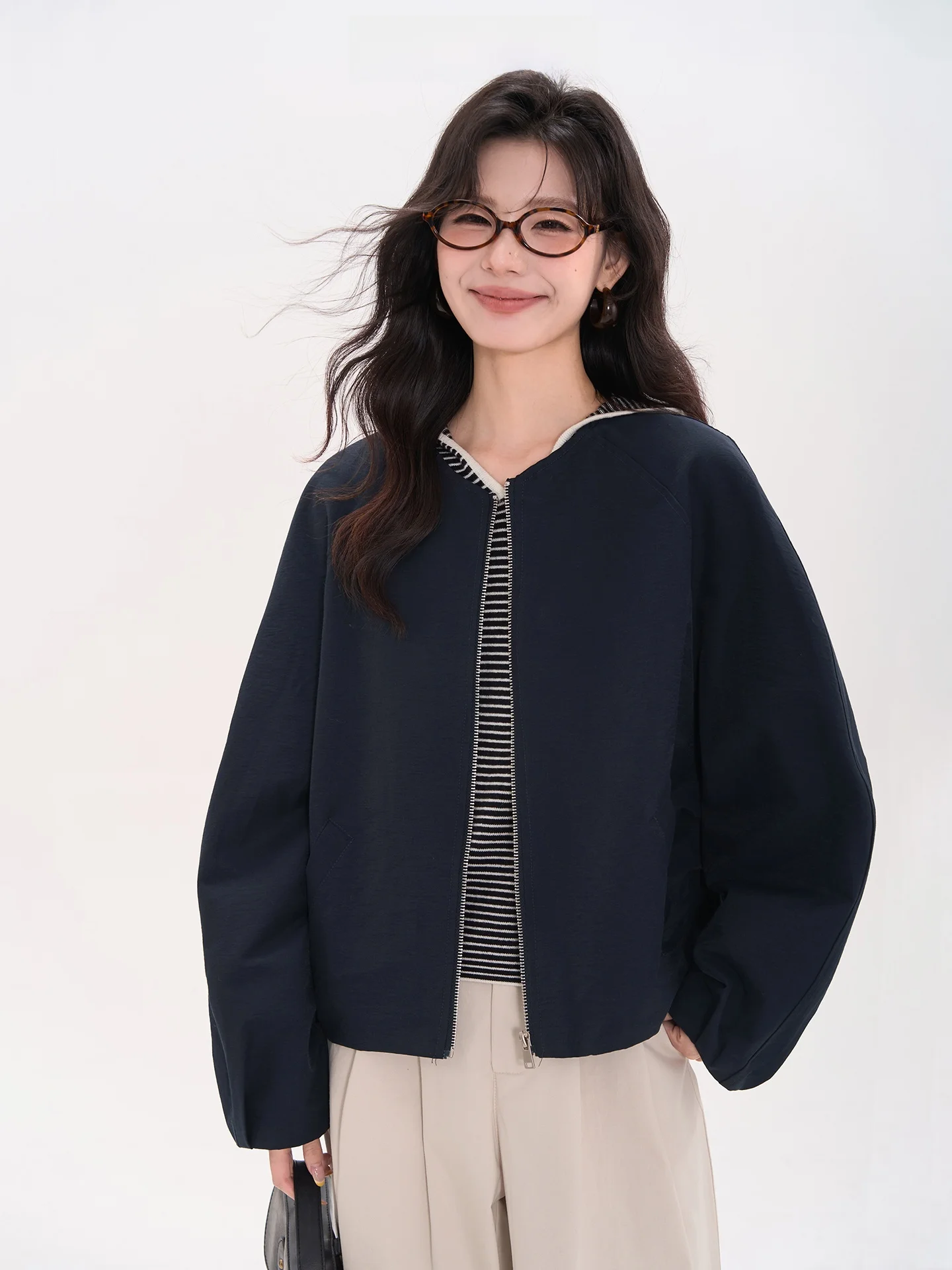 Повседневная женская куртка с круглым вырезом и молнией, из хлопка, с длинными рукавами, свободного кроя, осенняя верхняя одежда
Повседневная женская куртка с круглым вырезом и молнией, из хлопка, с длинными рукавами, свободного кроя, осенняя верхняя одежда