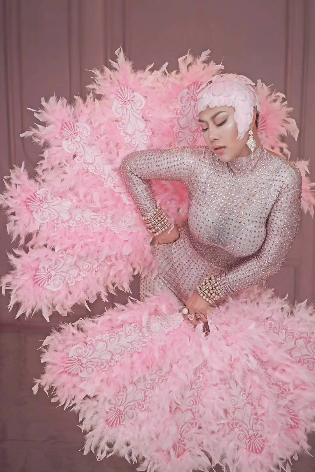 Pink Creativity Singer Dancer Stage Costume Rhinestone Stretch Bodysuit Feather Fan Headdress Nightclub Gogo Dance Wear
Pink Creativity Singer Dancer Stage Costume Rhinestone Stretch Bodysuit Feather Fan Headdress Nightclub Gogo Dance Wear