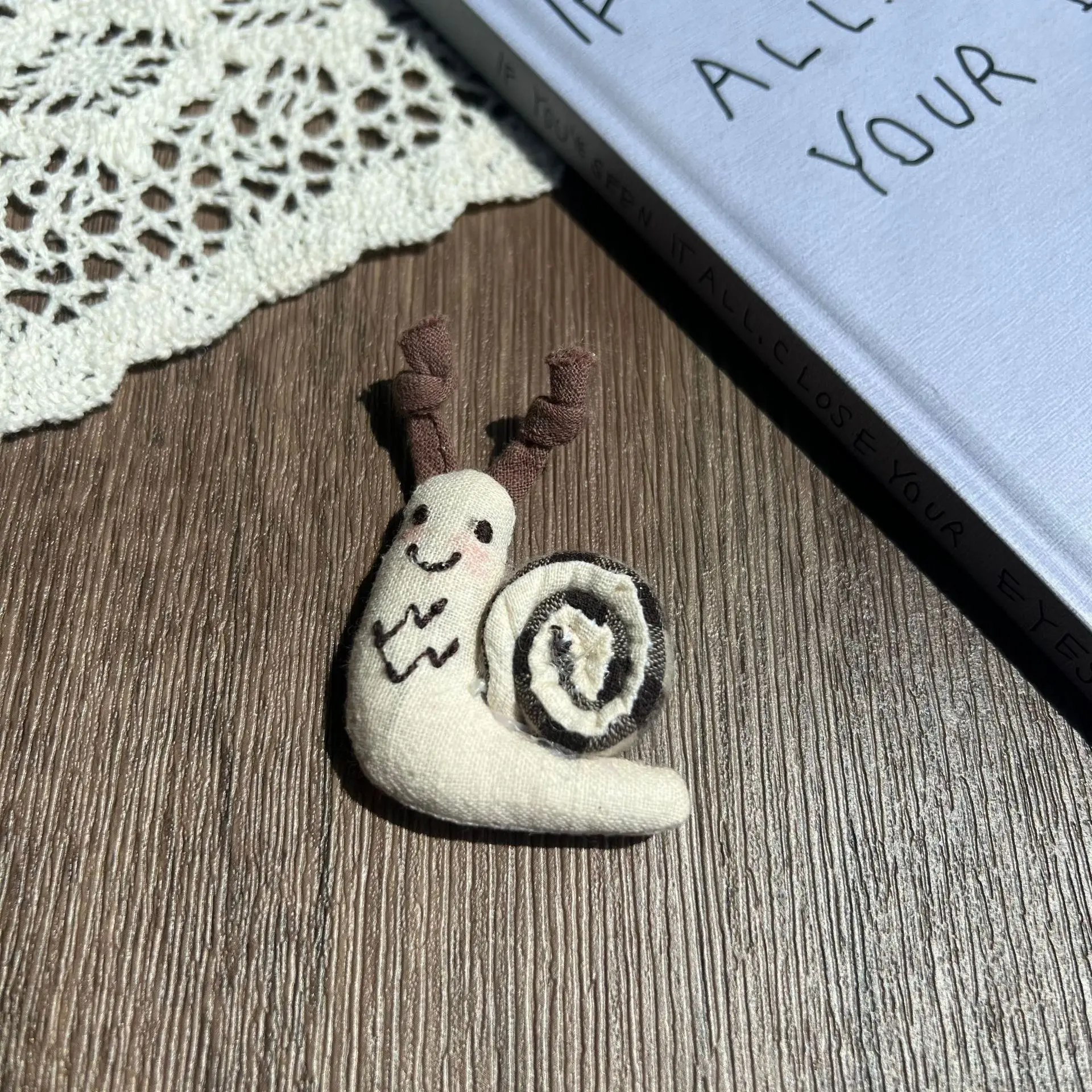 Stuffed Fabric Snail Plush Brooch Pin Woodland DIY for Bag Hat Scarf Embellishment Soft Cute Handmade Pendant
Stuffed Fabric Snail Plush Brooch Pin Woodland DIY for Bag Hat Scarf Embellishment Soft Cute Handmade Pendant