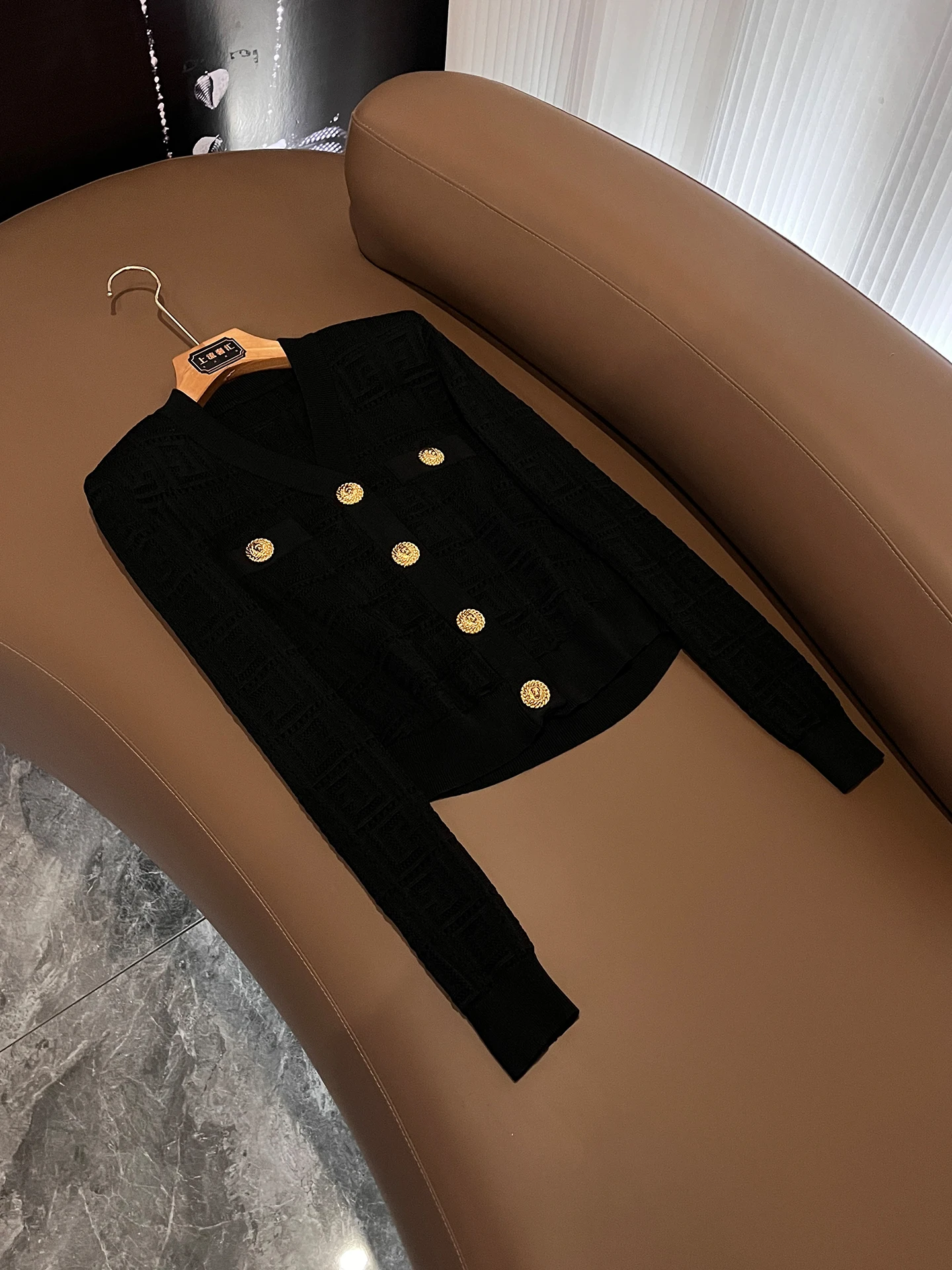 Aospheric Pure Desire Lady V-ne Metal Bule ort Sve Long irt Outerwear Knitted Wave Pattern Business Casual Sle
Aospheric Pure Desire Lady V-ne Metal Bule ort Sve Long irt Outerwear Knitted Wave Pattern Business Casual Sle