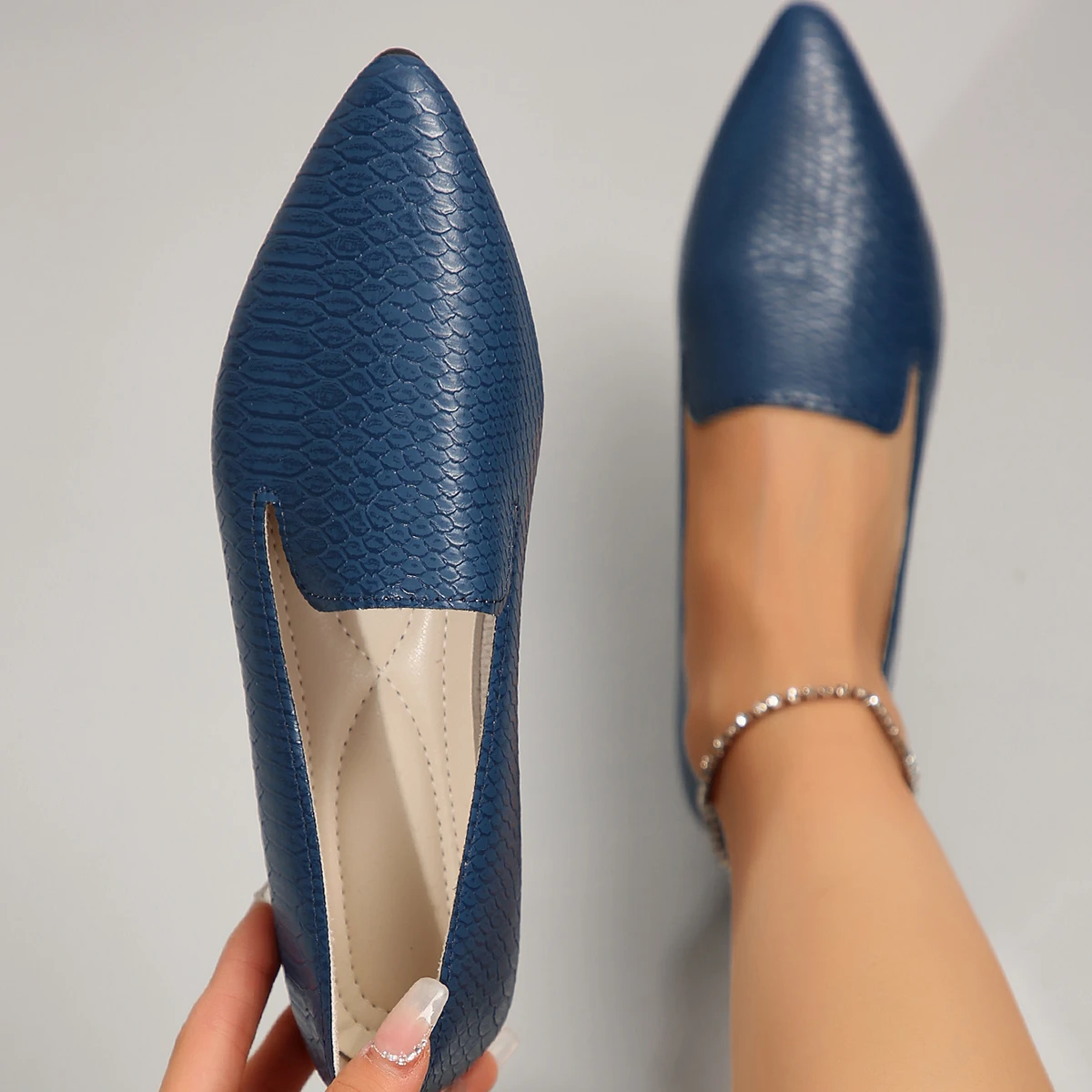 2025 Fashion Slip on Loafers Breathable Pointed Toe Shallow Mouth Flats Women Soft Bottom Casual Comfortable Shoes Plus Size 43
2025 Fashion Slip on Loafers Breathable Pointed Toe Shallow Mouth Flats Women Soft Bottom Casual Comfortable Shoes Plus Size 43