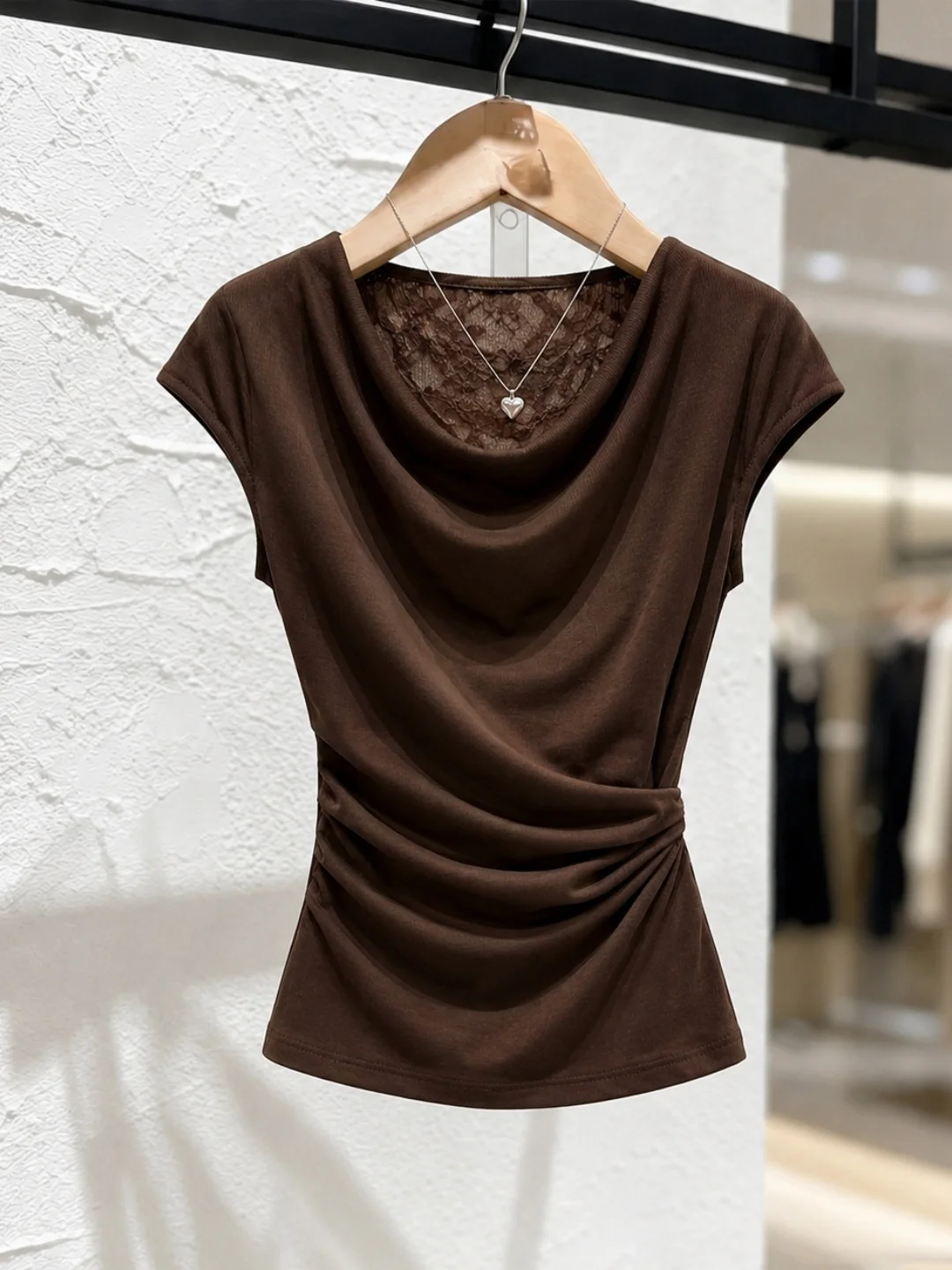 Chic Retro Short Sleeve T-Shirt Women's Slim Fit Design Sensation Summer 2026 Korean Style Casual Fashionable Top
Chic Retro Short Sleeve T-Shirt Women's Slim Fit Design Sensation Summer 2026 Korean Style Casual Fashionable Top