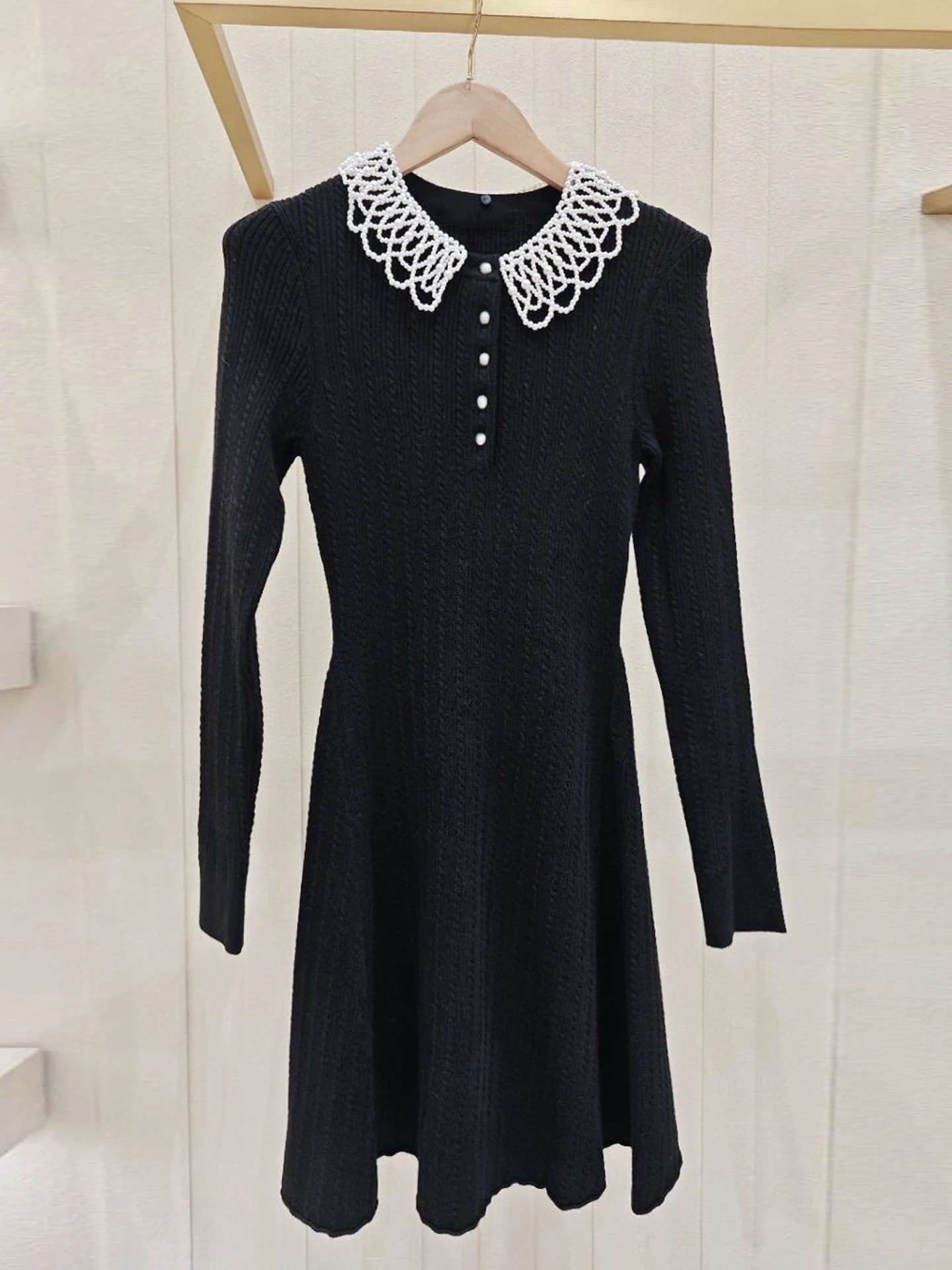 Женское трикотажное платье M Home Nan You класса люкс с жемчужной отделкой, воротником «бэби-долл», черное, для повседневной носки, с завышенной талией
Женское трикотажное платье M Home Nan You класса люкс с жемчужной отделкой, воротником «бэби-долл», черное, для повседневной носки, с завышенной талией