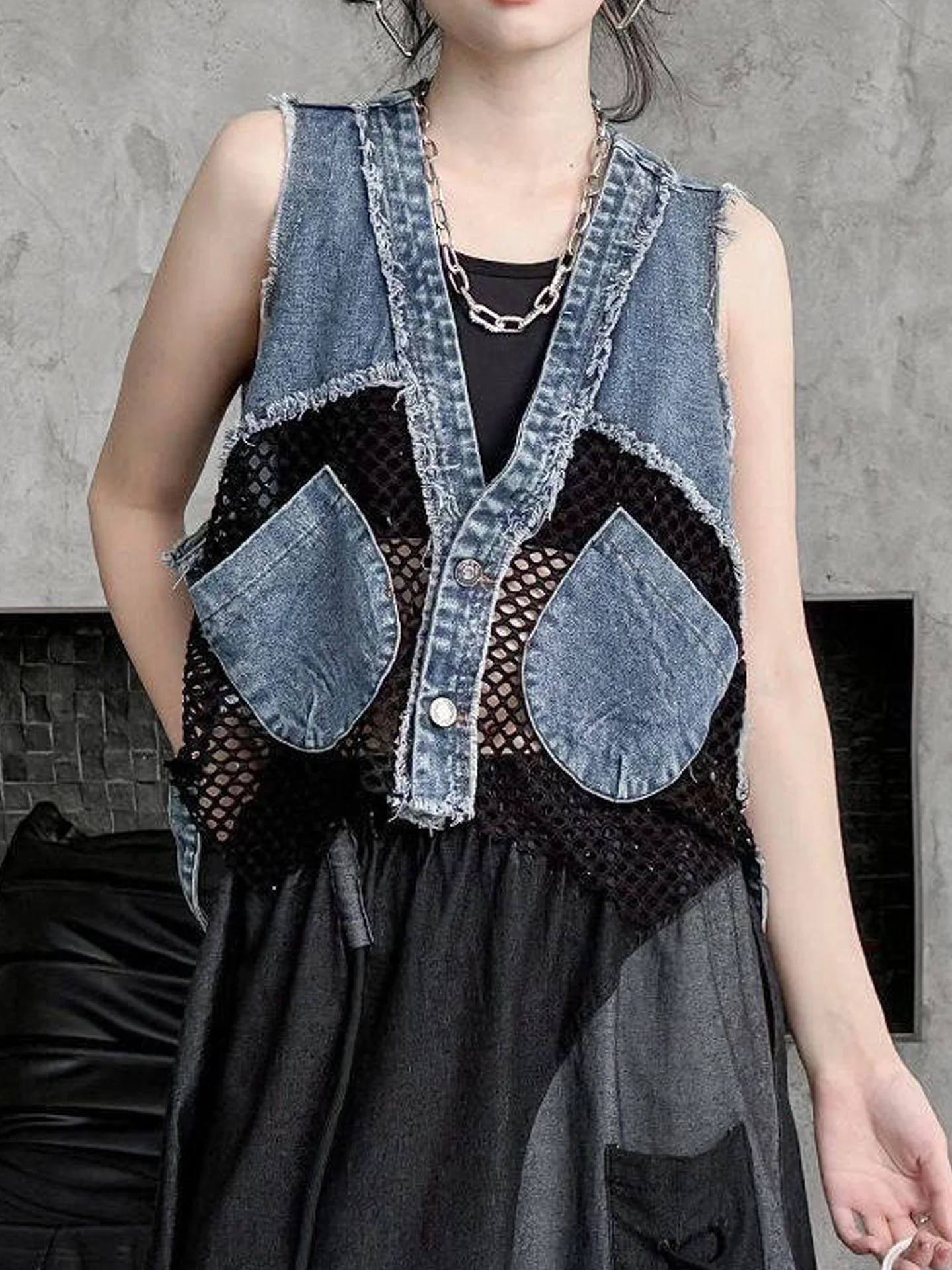 Loose V-Neck Denim Jacket Women's Summer New Style Streetwear Sleeveless Short Mesh Splicing Outerwear Breathable Single Button
Loose V-Neck Denim Jacket Women's Summer New Style Streetwear Sleeveless Short Mesh Splicing Outerwear Breathable Single Button