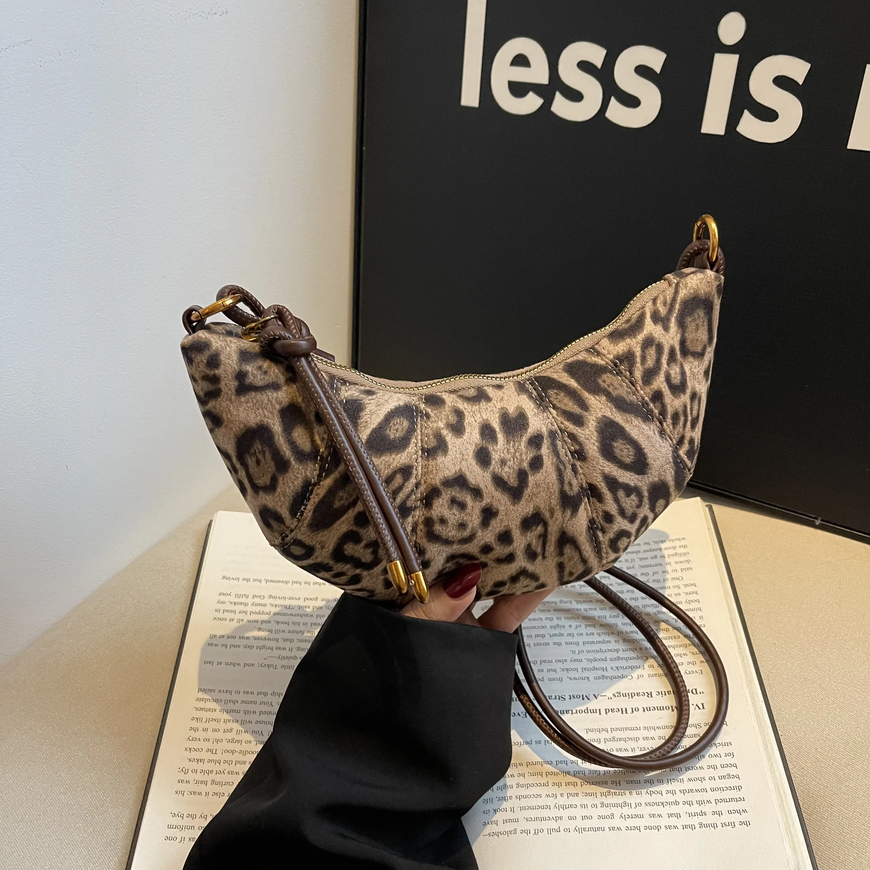 Retro leopard print small bag for women 2024 new versatile crossbody bag super popular single shoulder dumpling bag
Retro leopard print small bag for women 2024 new versatile crossbody bag super popular single shoulder dumpling bag