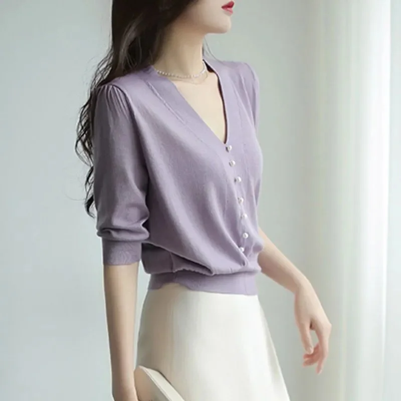 Korean Ladies V-neck Thin Sweater Summer Women Half Sleeved Knitted Tops Spring Female Solid Color Pearl Button Pullover Jumper
Korean Ladies V-neck Thin Sweater Summer Women Half Sleeved Knitted Tops Spring Female Solid Color Pearl Button Pullover Jumper