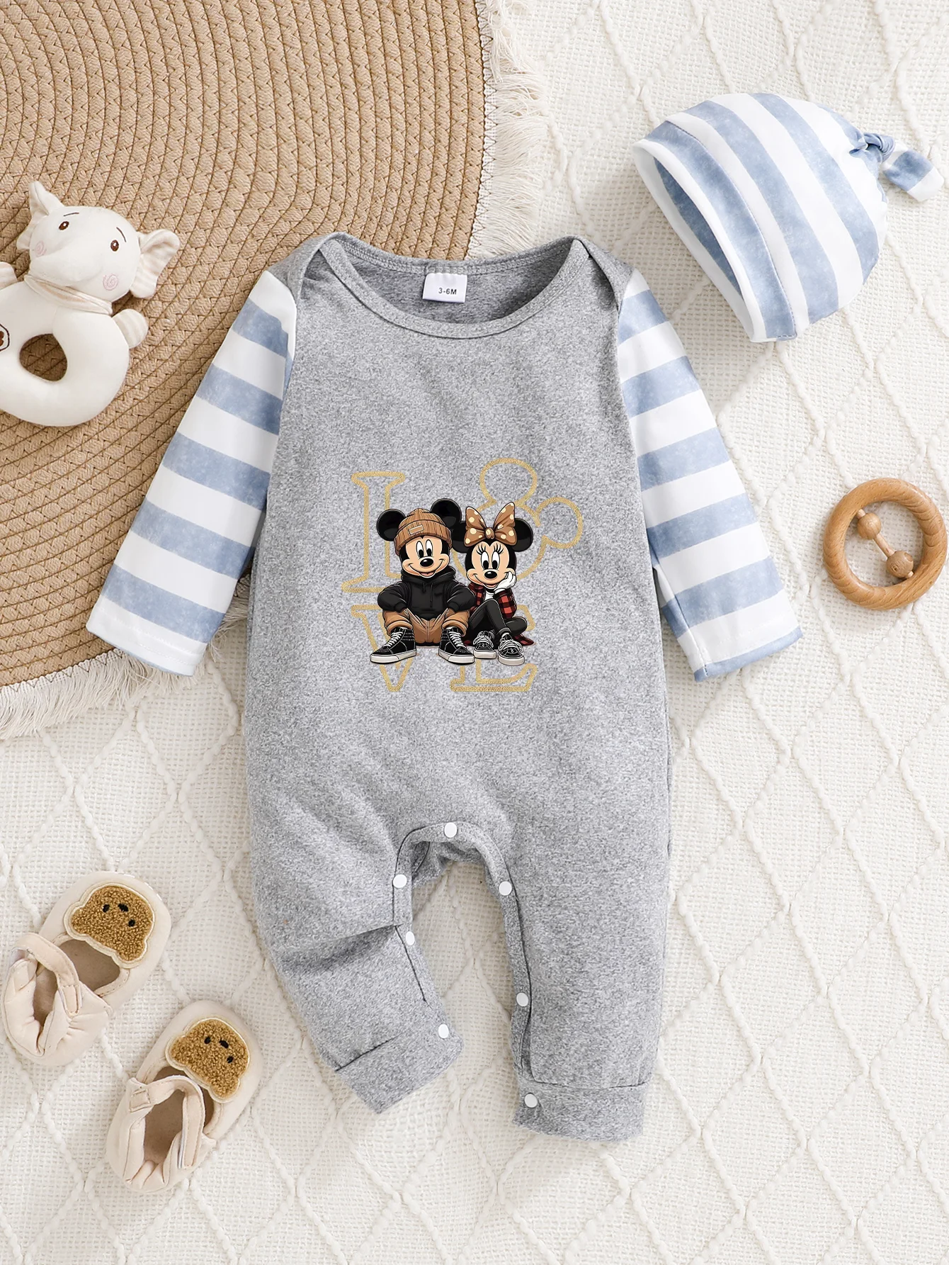 【Официально авторизованный】 Детский комбинезон с капюшоном Disney Mickey & Minnie | Нежная и уютная ткань, полосатый принт на рукавах
【Официально авторизованный】 Детский комбинезон с капюшоном Disney Mickey & Minnie | Нежная и уютная ткань, полосатый принт на рукавах