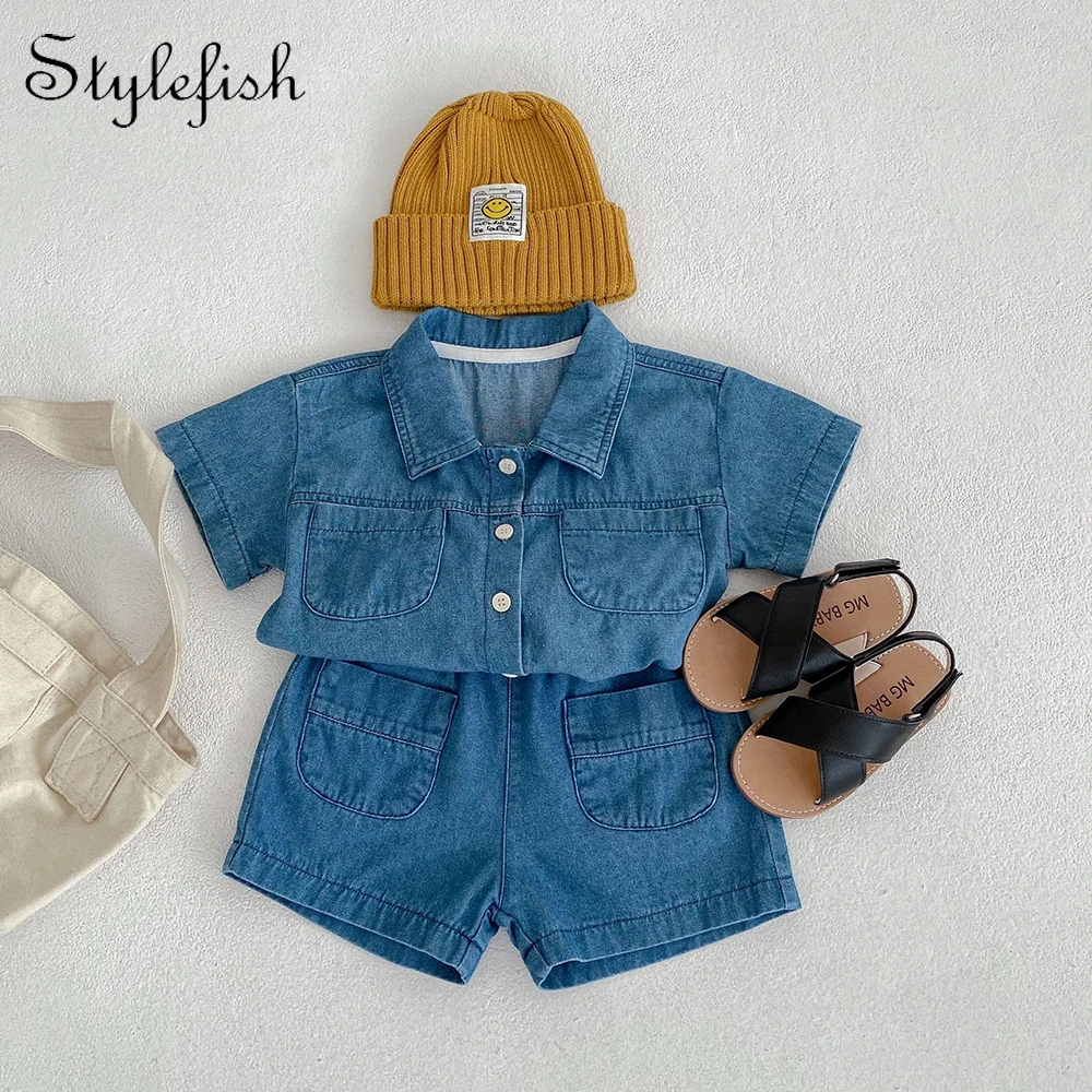 2023 Summer New Baby Denim Short Sleeve Pocket Top+Flat Corner Shorts 2-Piece Set for Boys and Girls
2023 Summer New Baby Denim Short Sleeve Pocket Top+Flat Corner Shorts 2-Piece Set for Boys and Girls