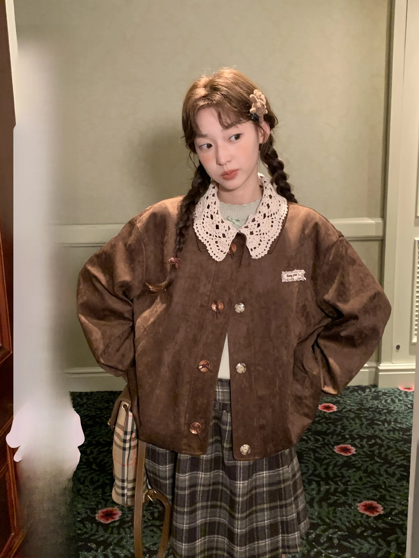 Женская свободная замшевая куртка в стиле ретро с коротким воротником-рюшем, декоративными деревянными пуговицами и длинными рукавами из полиэфирного волокна
Женская свободная замшевая куртка в стиле ретро с коротким воротником-рюшем, декоративными деревянными пуговицами и длинными рукавами из полиэфирного волокна