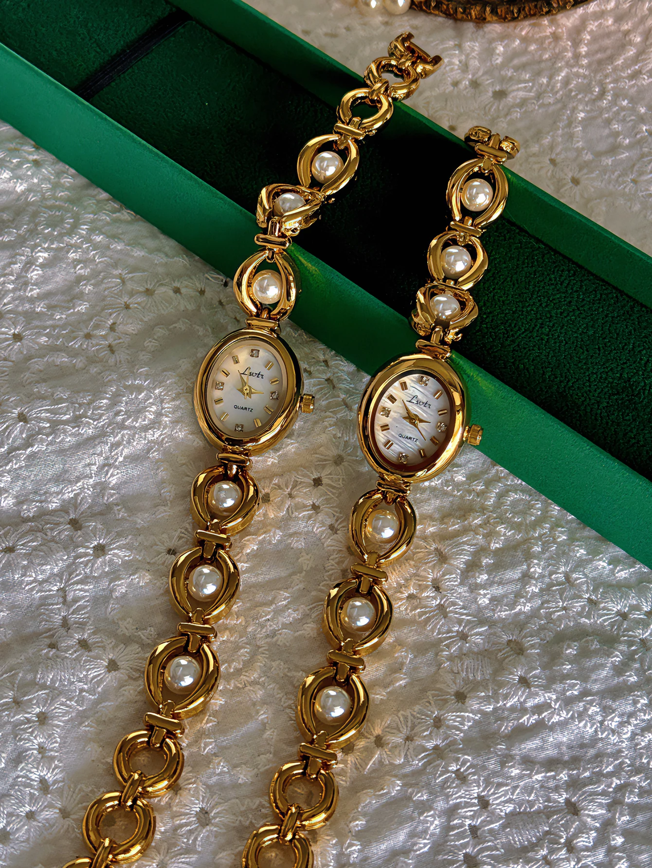 1 Piece of New High-End Pearl and Rhinestone Inlaid Accessible Luxury Retro Elegant Fashion Women's Watch Oval Mother-Of-Pearl Dial 30m Waterproof Suitable for Daily Wear and Party Vacation Outing and Other Occasion Decorative Wrist
1 Piece of New High-End Pearl and Rhinestone Inlaid Accessible Luxury Retro Elegant Fashion Women's Watch Oval Mother-Of-Pearl Dial 30m Waterproof Suitable for Daily Wear and Party Vacation Outing and Other Occasion Decorative Wrist