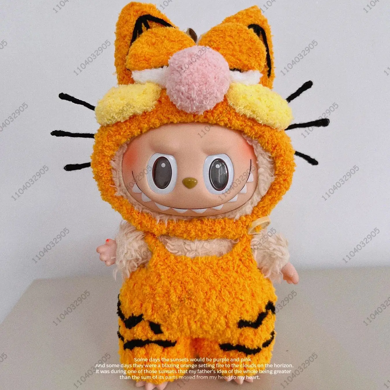Labubu The Monsters Garfield Cat Костюм Оранжевая одежда для кошек 1:1 Оригинальная копия виниловой куклы Фигурка Сумка Очаровательный подарок
Labubu The Monsters Garfield Cat Костюм Оранжевая одежда для кошек 1:1 Оригинальная копия виниловой куклы Фигурка Сумка Очаровательный подарок