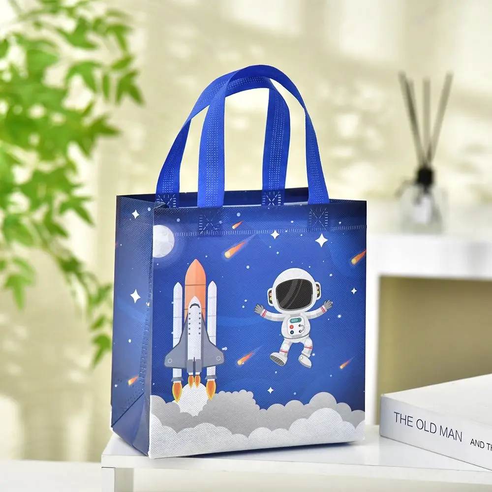 Interesting Non-woven Fabric Printed Handbag Astronaut Large Capacity Portable Shopping Pouch Cartoon Print Candy Gift Bag
Interesting Non-woven Fabric Printed Handbag Astronaut Large Capacity Portable Shopping Pouch Cartoon Print Candy Gift Bag
