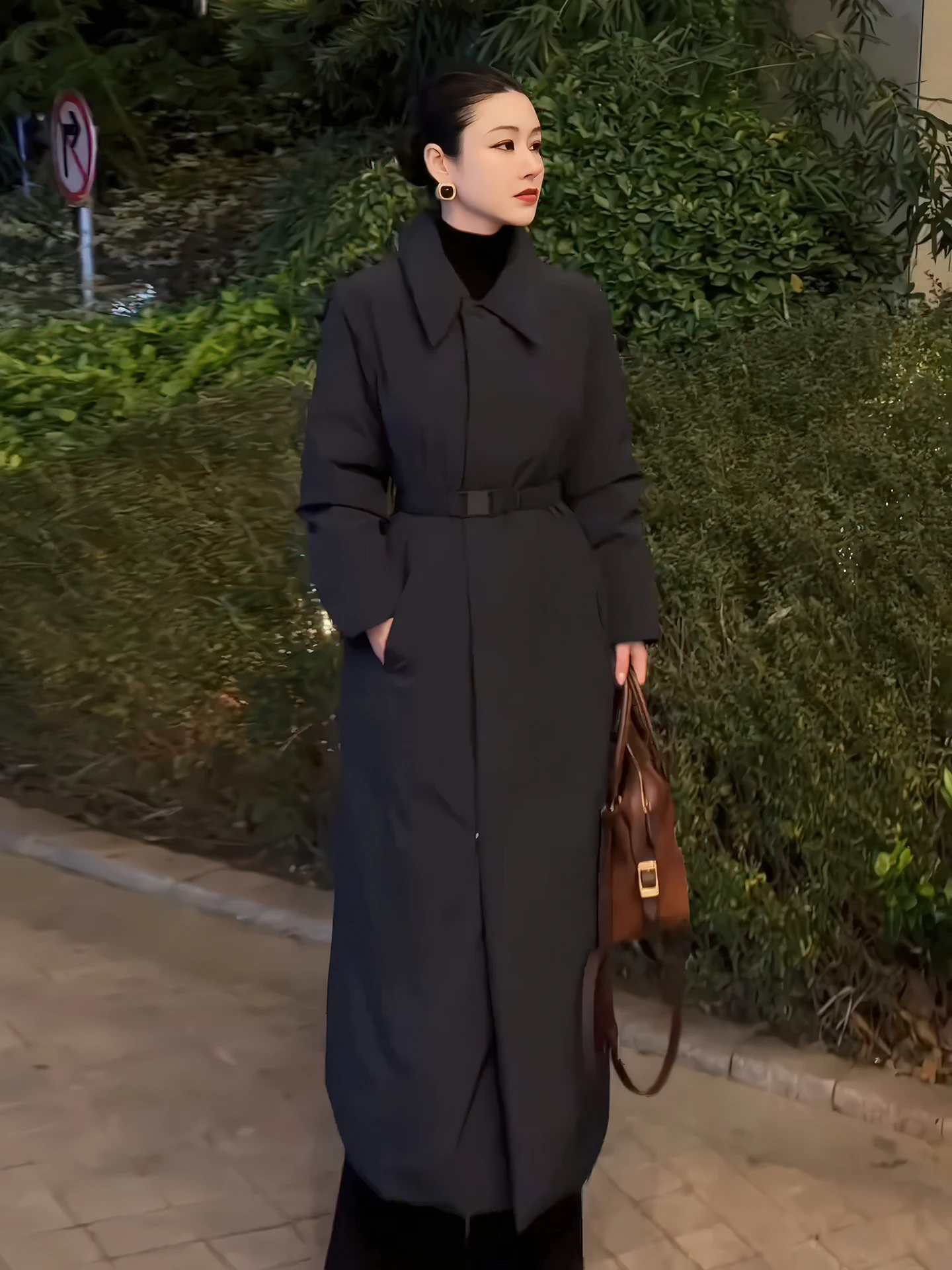 Корейское женское зимнее пуховое пальто средней длины с поясом, теплое, белое, с эффектом стройности
Корейское женское зимнее пуховое пальто средней длины с поясом, теплое, белое, с эффектом стройности