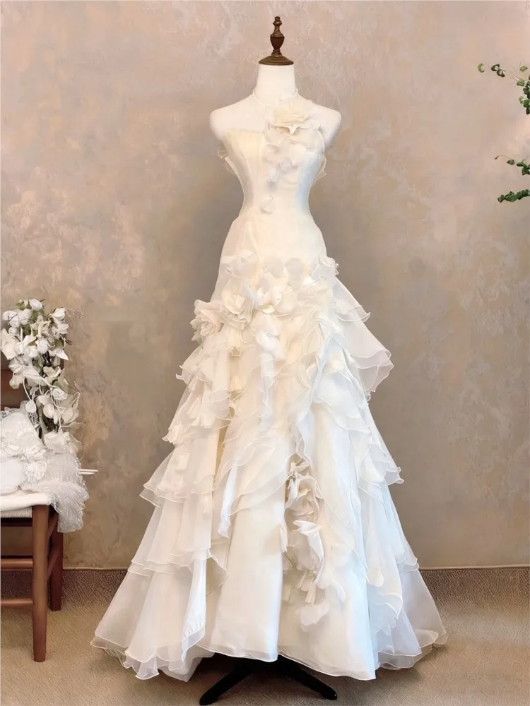 A long and elegant birthday light luxury niche dress with white floral mesh for coming-of-age gifts
A long and elegant birthday light luxury niche dress with white floral mesh for coming-of-age gifts