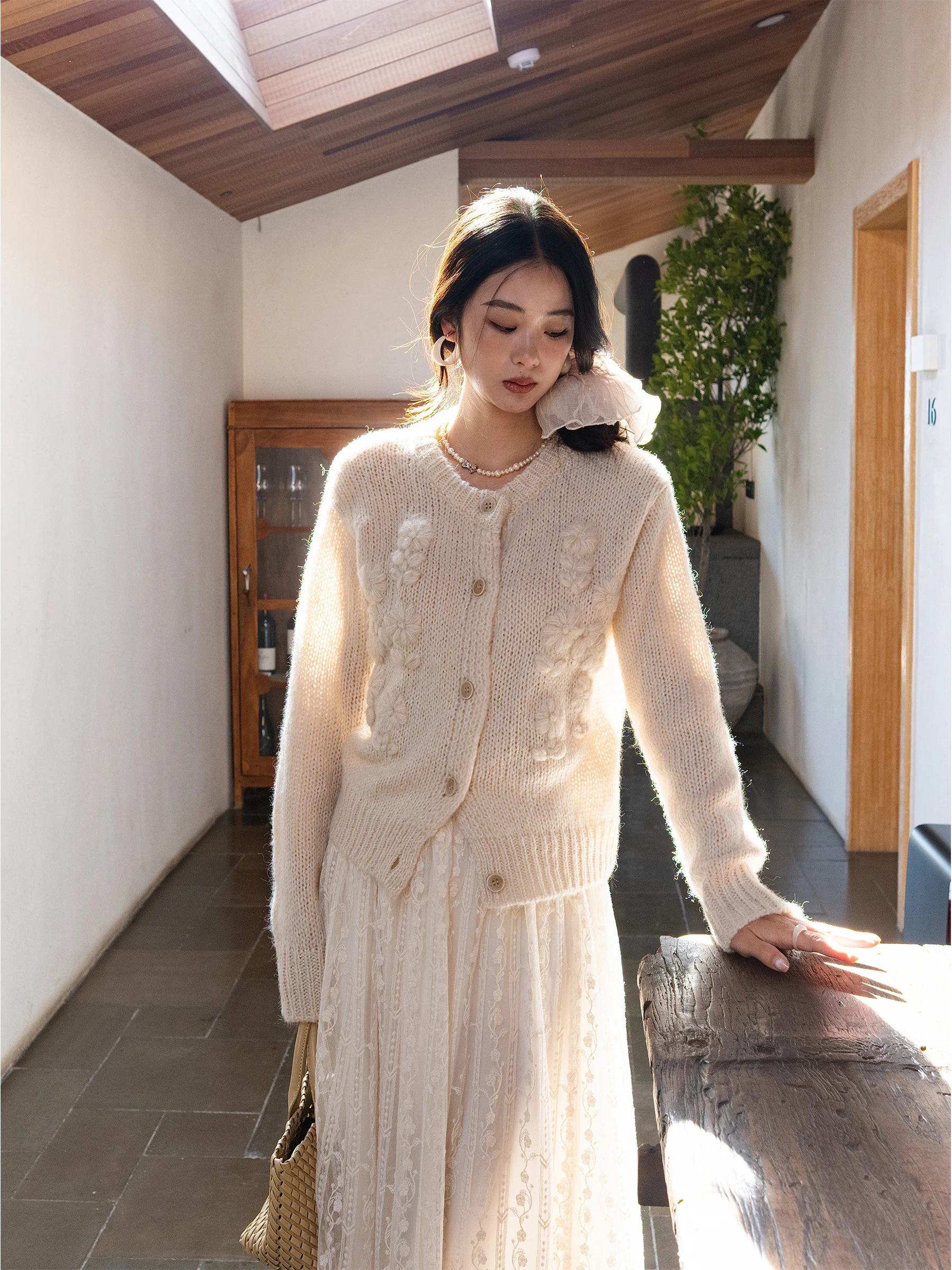 Мягкий шерстяной вязаный кардиган LAZYZ для женщин, новинка весенней коллекции, пушистый свитер с 3D цветами, удобный, дышащий, повседневный
Мягкий шерстяной вязаный кардиган LAZYZ для женщин, новинка весенней коллекции, пушистый свитер с 3D цветами, удобный, дышащий, повседневный