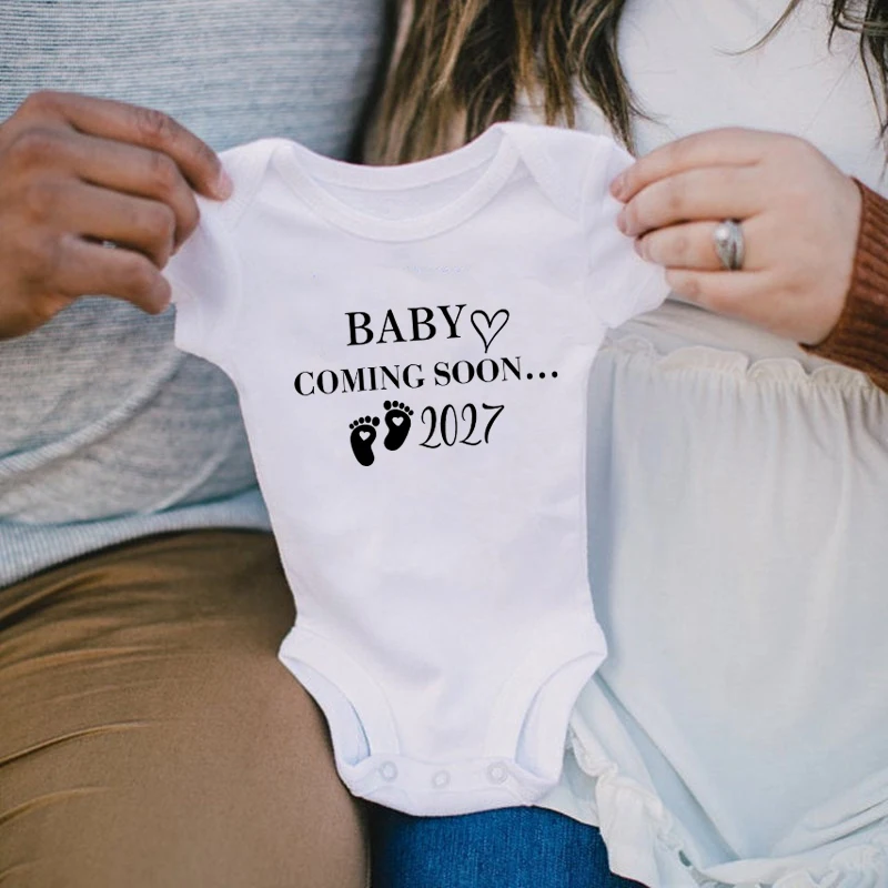 New Baby Coming Soon 2027 Newborn Baby Rompers Pregnancy Announcement Baby Boys Girls Bodysuits Cotton Infant Clothes Gifts
New Baby Coming Soon 2027 Newborn Baby Rompers Pregnancy Announcement Baby Boys Girls Bodysuits Cotton Infant Clothes Gifts