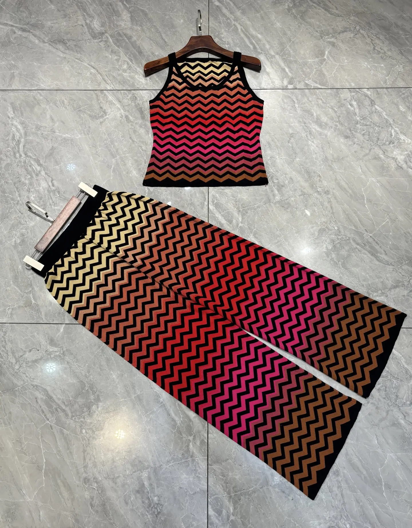 Color Gradient Zigzag Striped Female Knitted Set Sleeveless Sling Tops + Elastic Waist Straight Pants Vintage Suits
Color Gradient Zigzag Striped Female Knitted Set Sleeveless Sling Tops + Elastic Waist Straight Pants Vintage Suits