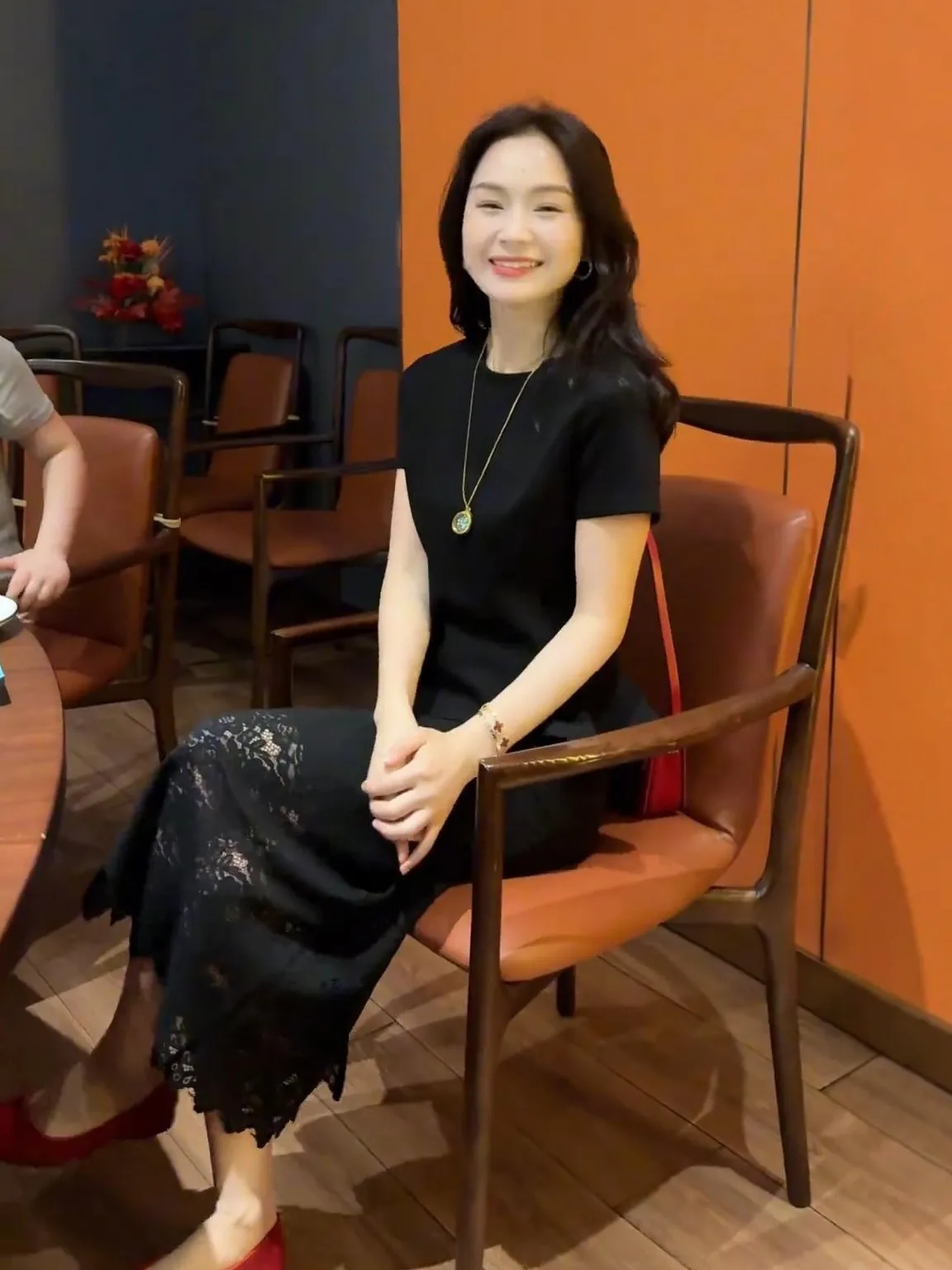Summer Fashion plus Size Women's Black Lace Top And High Waist Skirt Set Casual Style Polyester Fabric round Neck Short Sleeve
Summer Fashion plus Size Women's Black Lace Top And High Waist Skirt Set Casual Style Polyester Fabric round Neck Short Sleeve