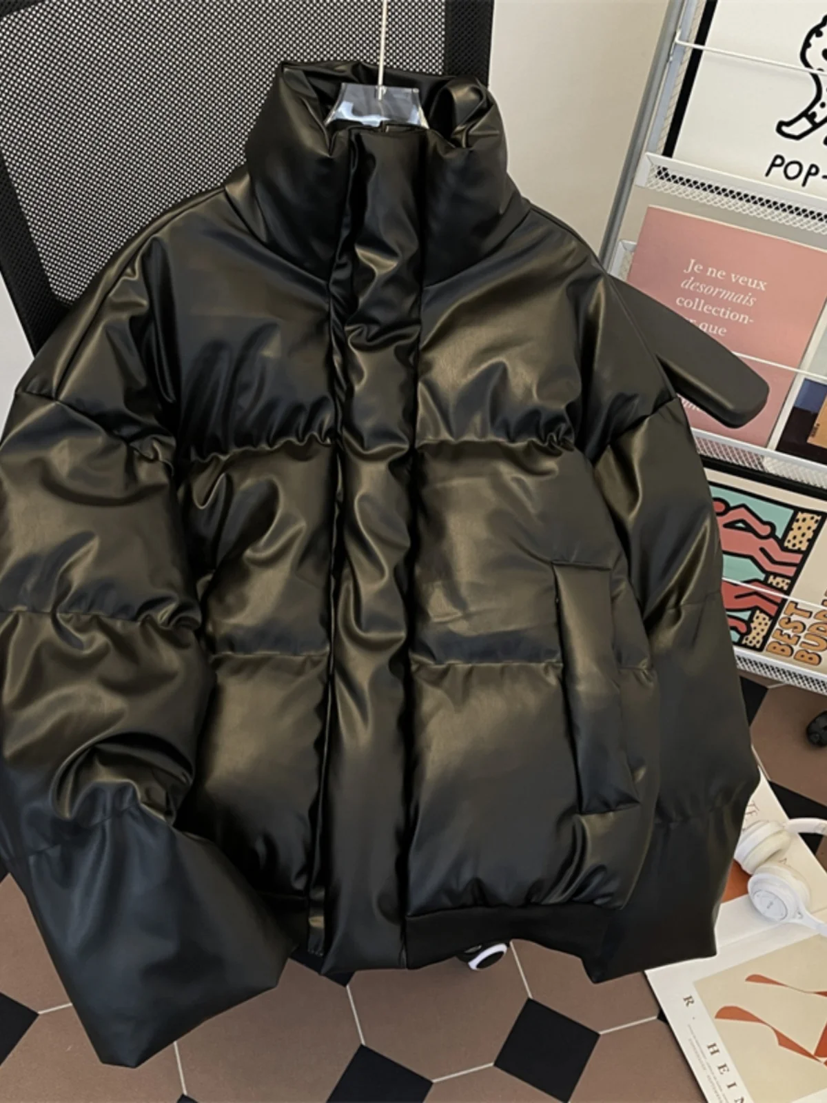 Мужская утепленная куртка-пуховик из искусственной кожи и хлопка с воротником-стойкой, зимняя теплая повседневная куртка в стиле оверсайз, модный бренд
Мужская утепленная куртка-пуховик из искусственной кожи и хлопка с воротником-стойкой, зимняя теплая повседневная куртка в стиле оверсайз, модный бренд