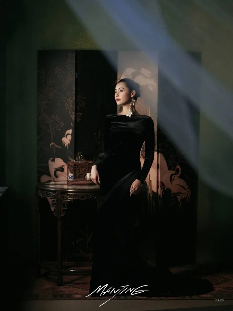 Black Velvet Dress Oriental Aesthetic New Chinese Style Photography Studio Ambiance Retro Costume Women's Fashion Spring 2026
Black Velvet Dress Oriental Aesthetic New Chinese Style Photography Studio Ambiance Retro Costume Women's Fashion Spring 2026