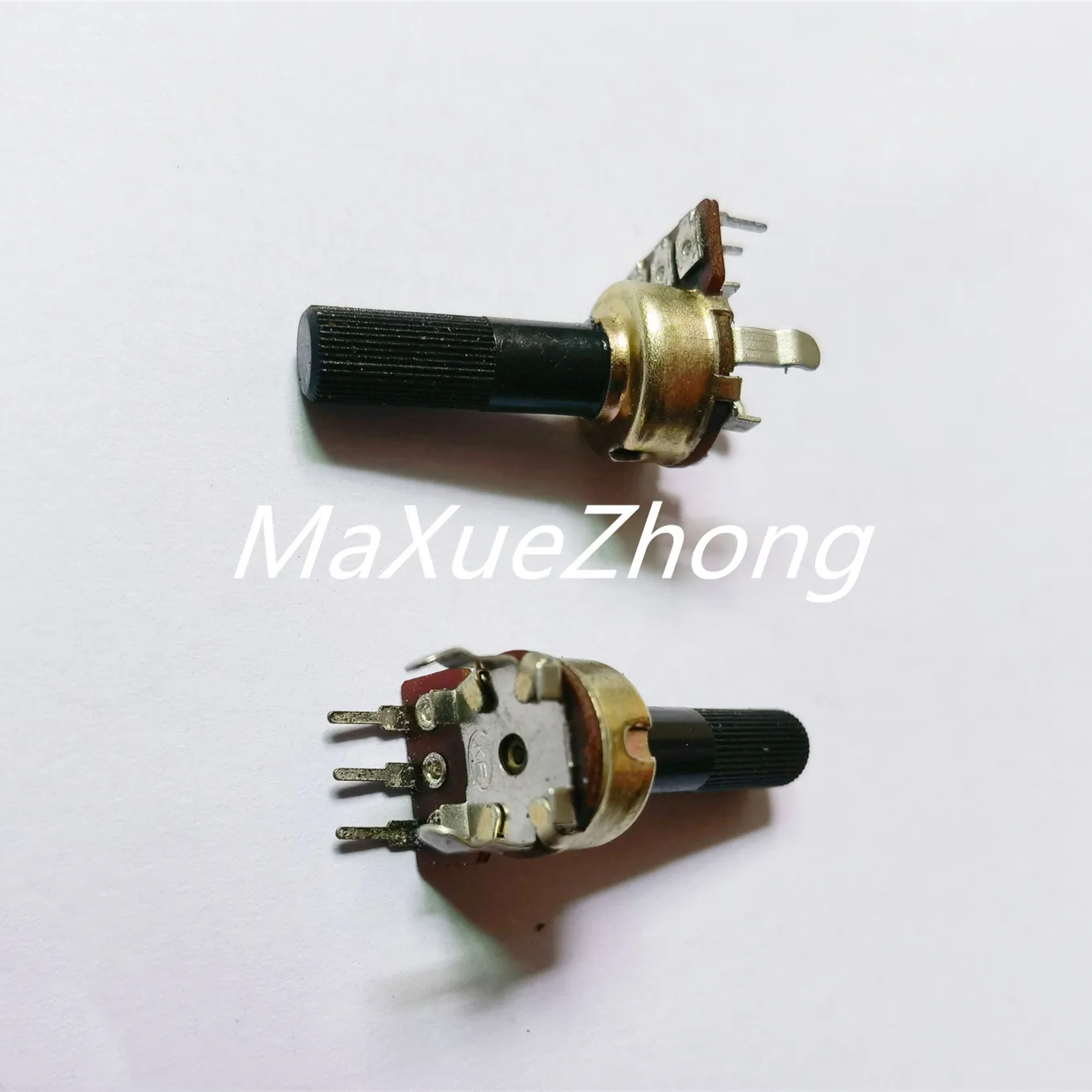 Original New 100% RK1212N vertical single potentiometer B250K A50K B50K (SWITCH) 
Original New 100% RK1212N vertical single potentiometer B250K A50K B50K (SWITCH)