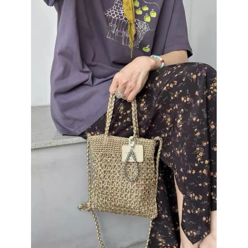 Hand-woven bag with gold and silver thread, women's shoulder bag, handbag, Fashionable and versatile crossbody phone bag
Hand-woven bag with gold and silver thread, women's shoulder bag, handbag, Fashionable and versatile crossbody phone bag