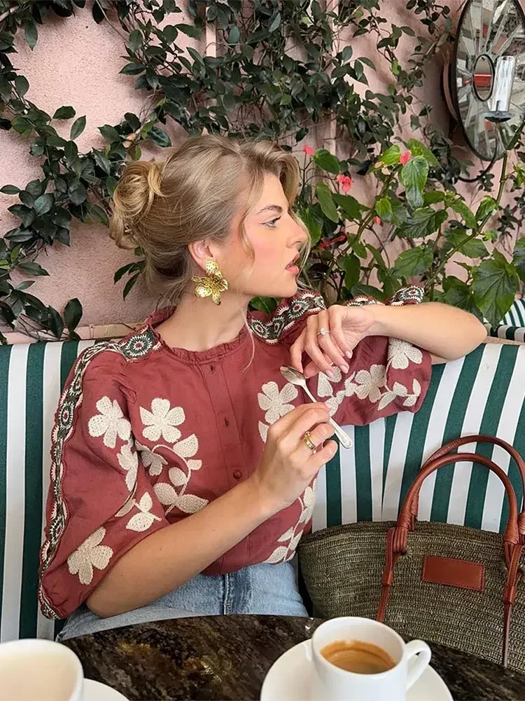 Стильная блузка с воротником-стойкой и принтом, модный и современный топ с эффектными узорами для создания изысканного образа.
Стильная блузка с воротником-стойкой и принтом, модный и современный топ с эффектными узорами для создания изысканного образа.