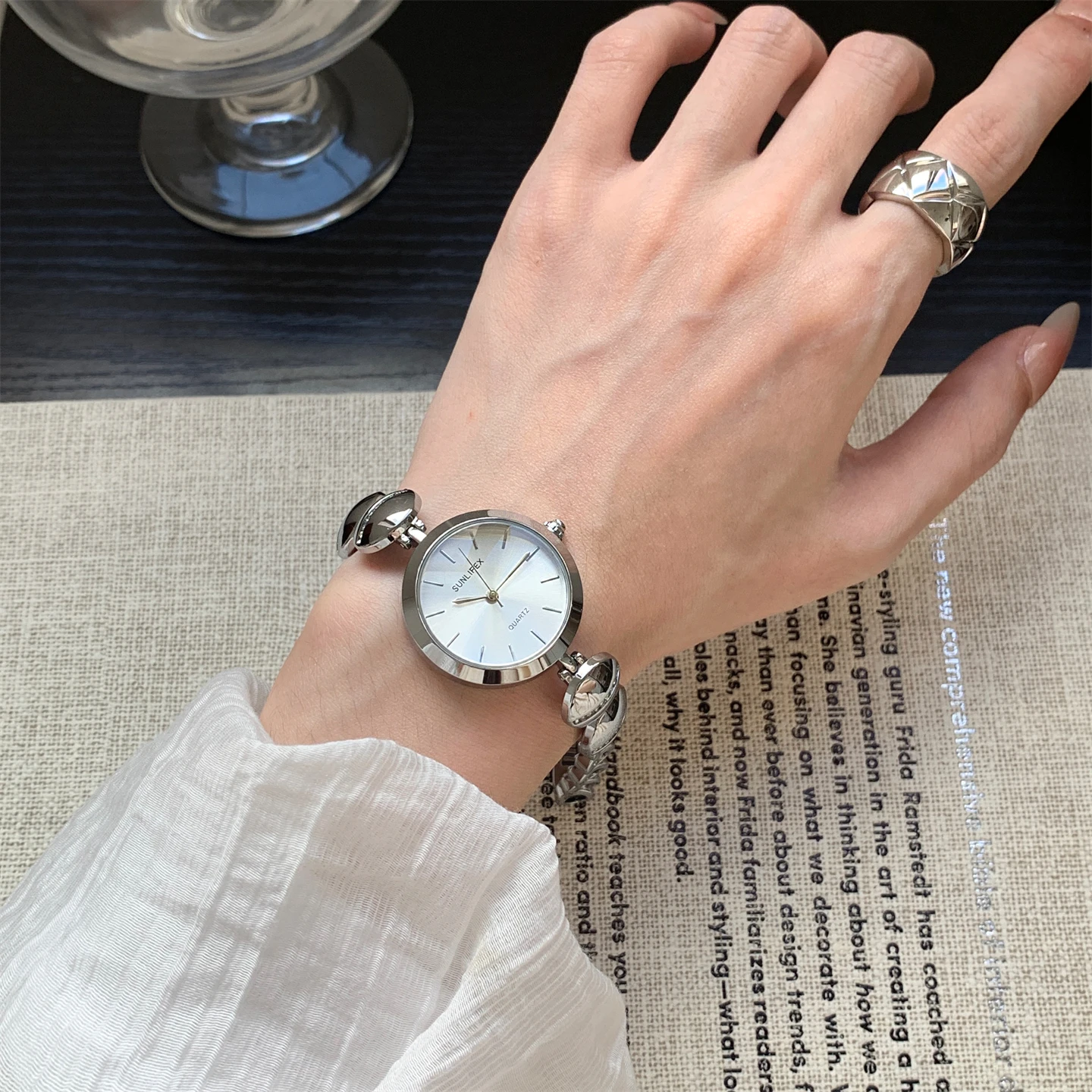 Niche fashion light luxury round watch women's versatile commuting exquisite high-end quartz watch
Niche fashion light luxury round watch women's versatile commuting exquisite high-end quartz watch