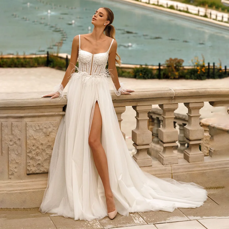 Customized Fashion Sweetheart Spaghetti Straps Corset Wedding Dress Split Waist Feather Back Zipper Bridal Gowns
Customized Fashion Sweetheart Spaghetti Straps Corset Wedding Dress Split Waist Feather Back Zipper Bridal Gowns