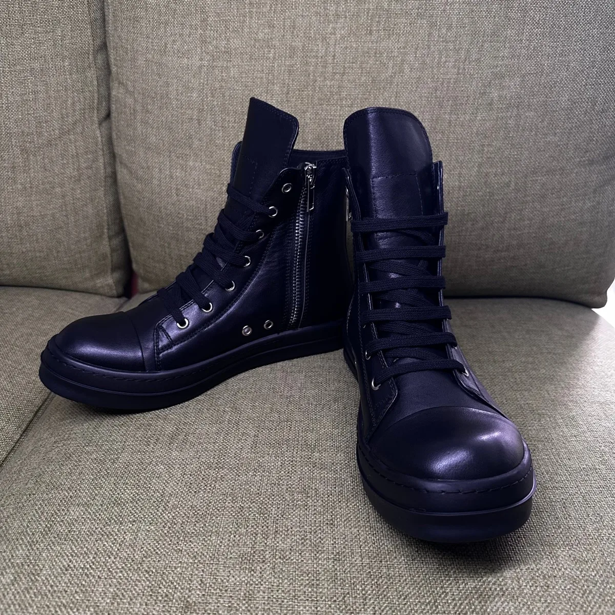 Men Shoes Casual Sneaker Full Black Leather Fine Shoelace Flat High Top Shoe Zipper Ankle Boots Women Luxury Designer Sneakers
Men Shoes Casual Sneaker Full Black Leather Fine Shoelace Flat High Top Shoe Zipper Ankle Boots Women Luxury Designer Sneakers