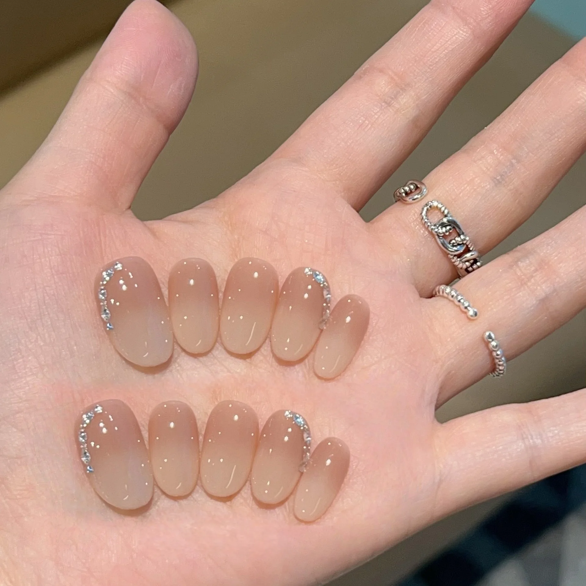10Pcs Handmade Oval Press On Nails Nude Gradient Fake Nails Shiny Silver Rhinestone Side Trim Glossy Reusable False Nail Tips
10Pcs Handmade Oval Press On Nails Nude Gradient Fake Nails Shiny Silver Rhinestone Side Trim Glossy Reusable False Nail Tips