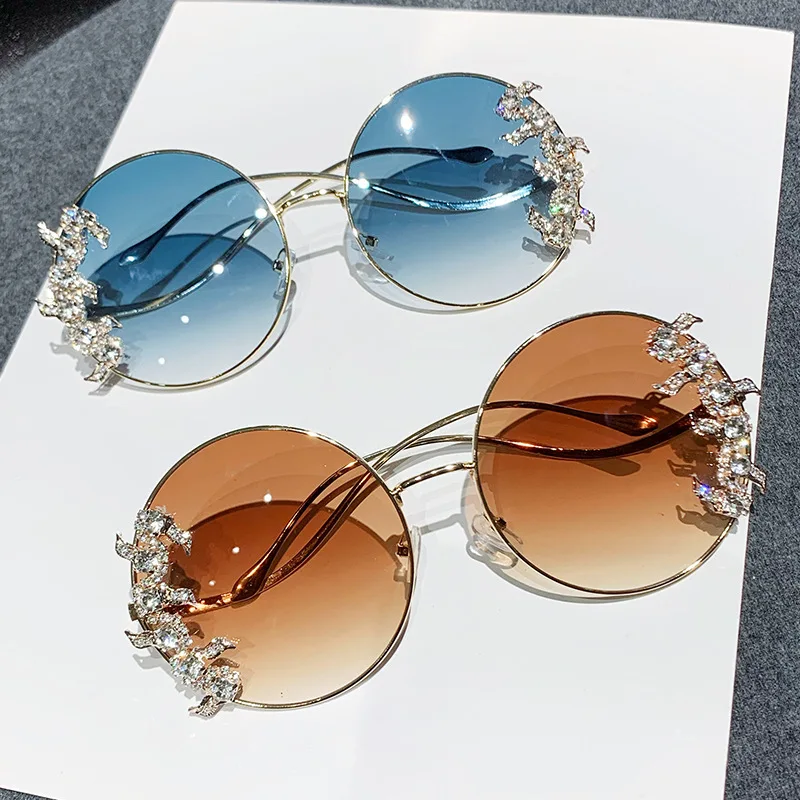 New Fashionable Women Style Frameless Cut-edge Diamond Sunglasses Wave Glasses Round Rhinestone Sunglasses Gradient Lens Eyewear
New Fashionable Women Style Frameless Cut-edge Diamond Sunglasses Wave Glasses Round Rhinestone Sunglasses Gradient Lens Eyewear
