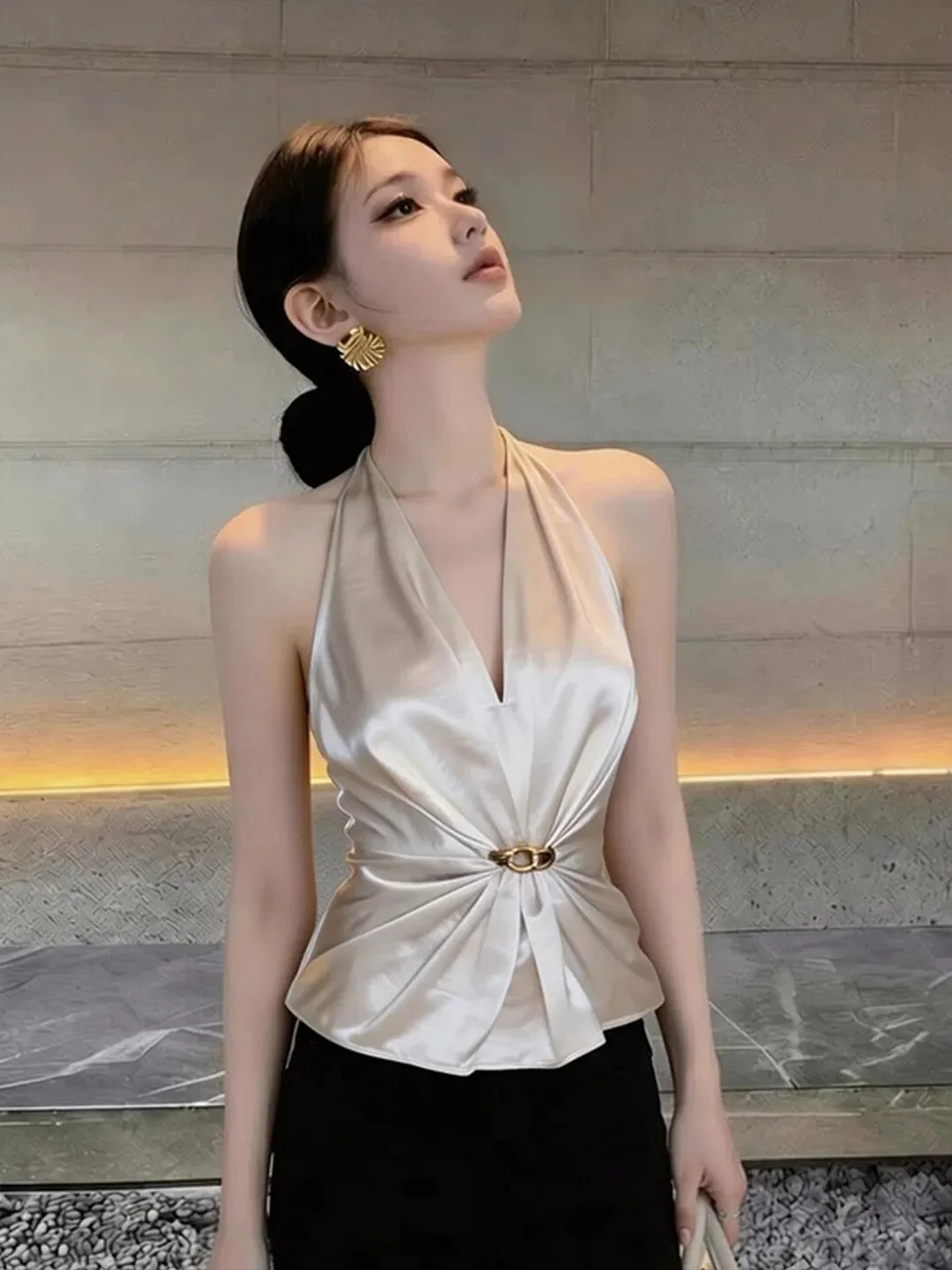 Elegant Fashionable Neck Hanging Vest Sleeveless Women's Shirt Slimming Summer 2026 Korean Style Commute Silk Top
Elegant Fashionable Neck Hanging Vest Sleeveless Women's Shirt Slimming Summer 2026 Korean Style Commute Silk Top
