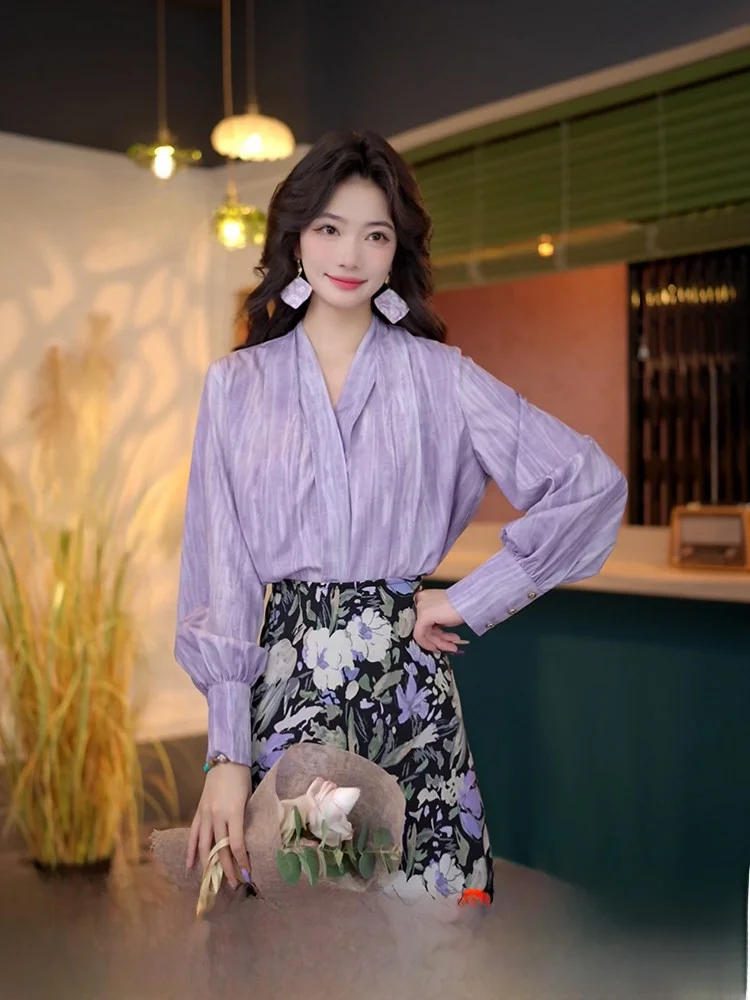 Женская повседневная рубашка Zhang Jiajie Violet Vintage, свободного кроя, с V-образным вырезом, из полиэстера, с длинным рукавом, на пуговицах, весна 2025
Женская повседневная рубашка Zhang Jiajie Violet Vintage, свободного кроя, с V-образным вырезом, из полиэстера, с длинным рукавом, на пуговицах, весна 2025