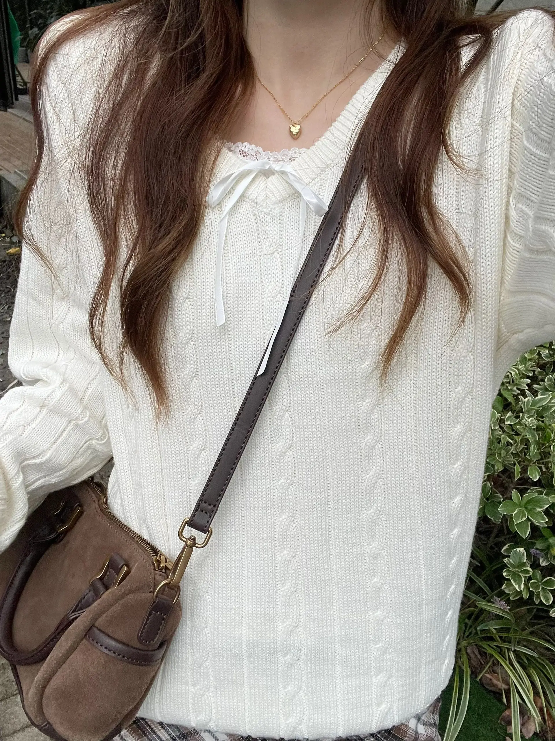 Вязаный свитер с V-образным вырезом в стиле ретро для женщин Brandi Girl BM Sli Agel, осень 2023, модный трикотажный топ
Вязаный свитер с V-образным вырезом в стиле ретро для женщин Brandi Girl BM Sli Agel, осень 2023, модный трикотажный топ