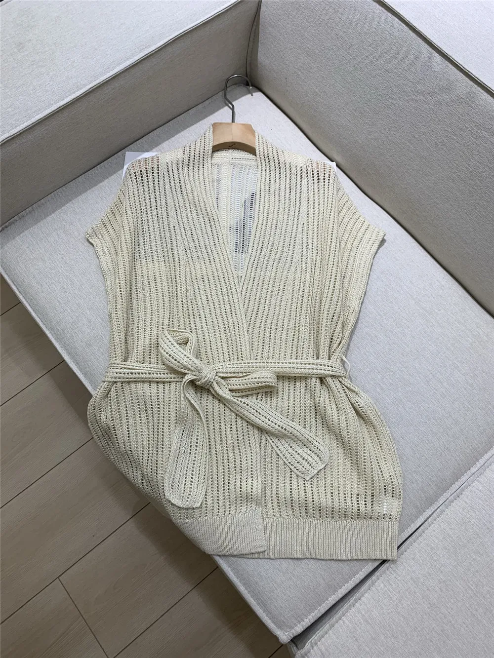 Women's High-Quality 100% Linen Knitted Cardigan Hollow Belted Short-sleeved Sweater Jacket
Women's High-Quality 100% Linen Knitted Cardigan Hollow Belted Short-sleeved Sweater Jacket