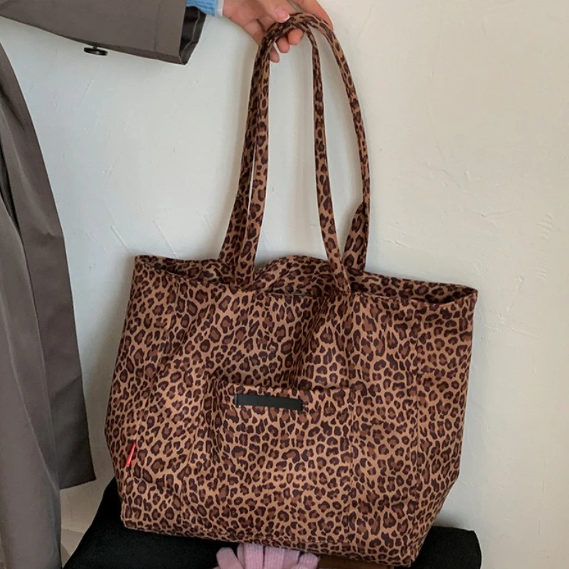 Женская сумка через плечо Maillard в стиле ретро, простая большая вместительная сумка, зимняя модная удобная и универсальная текстурированная сумка для хранения
Женская сумка через плечо Maillard в стиле ретро, простая большая вместительная сумка, зимняя модная удобная и универсальная текстурированная сумка для хранения