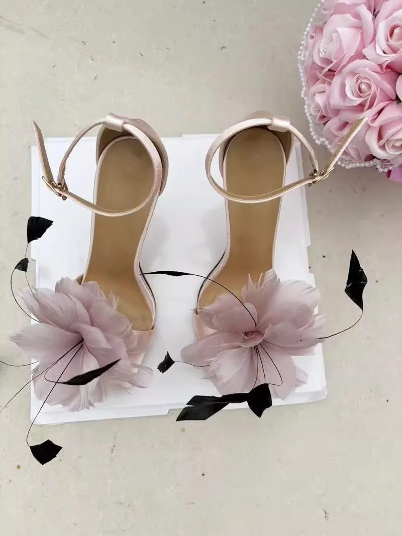 Thin high-heeled sandals summer new square-toe silk feather flower sandals banquet dress multi-functional large-size women shoes
Thin high-heeled sandals summer new square-toe silk feather flower sandals banquet dress multi-functional large-size women shoes