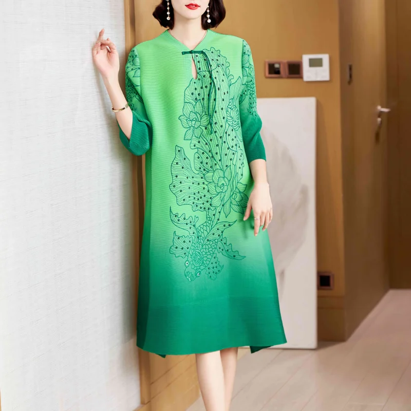 Pleated V-neck three quarter sleeves gradually changing loose fitting, meat shielding dress fashionable and elegant bottom dress
Pleated V-neck three quarter sleeves gradually changing loose fitting, meat shielding dress fashionable and elegant bottom dress