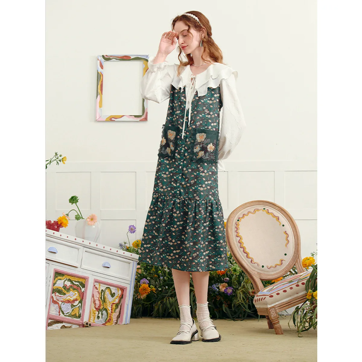 Van Gogh-Inspired Floral Patchwork Dress with Double-Layer Collar
Van Gogh-Inspired Floral Patchwork Dress with Double-Layer Collar