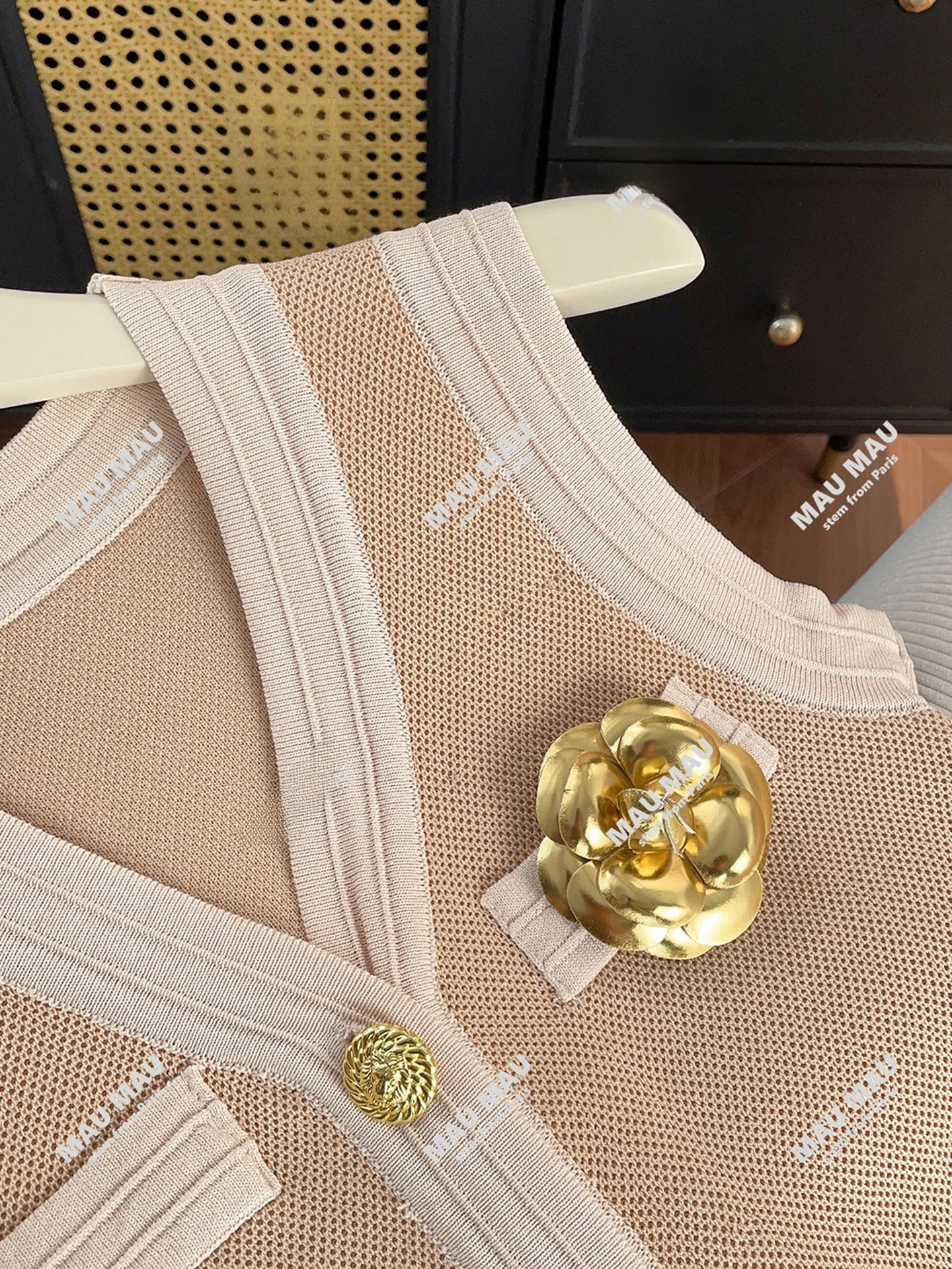 High-End Women's Knitted Vest Top Floral V-Ne Svel Summer Commute Sle ort Length Tee Buttons Decoration Pure Color
High-End Women's Knitted Vest Top Floral V-Ne Svel Summer Commute Sle ort Length Tee Buttons Decoration Pure Color