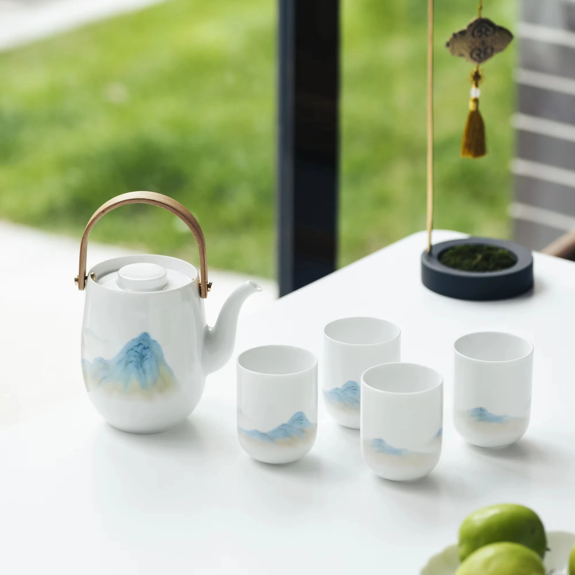 Wholesale Customized Logo OEM Gift Packing Porcelain Tea Cups Two Ceramic Cups Tea Pot Set With Handle
Wholesale Customized Logo OEM Gift Packing Porcelain Tea Cups Two Ceramic Cups Tea Pot Set With Handle