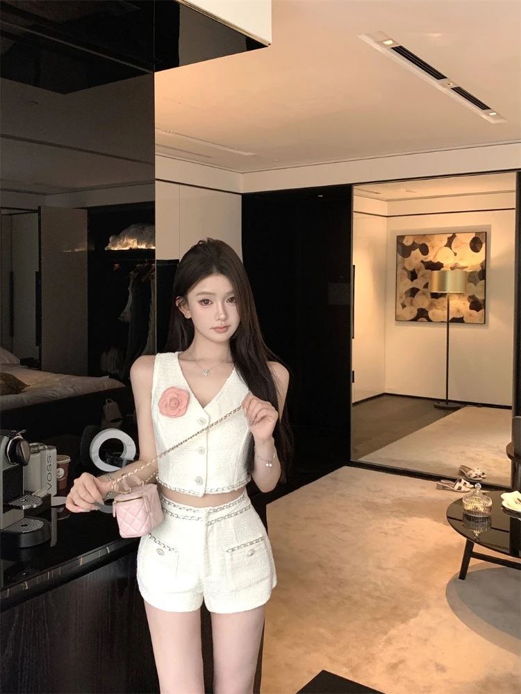 Lady Luxury Summer Two Piece Suits High Quality French Style Sweet Temperament 3D Flower V-neck Vest + Shorts Sets
Lady Luxury Summer Two Piece Suits High Quality French Style Sweet Temperament 3D Flower V-neck Vest + Shorts Sets