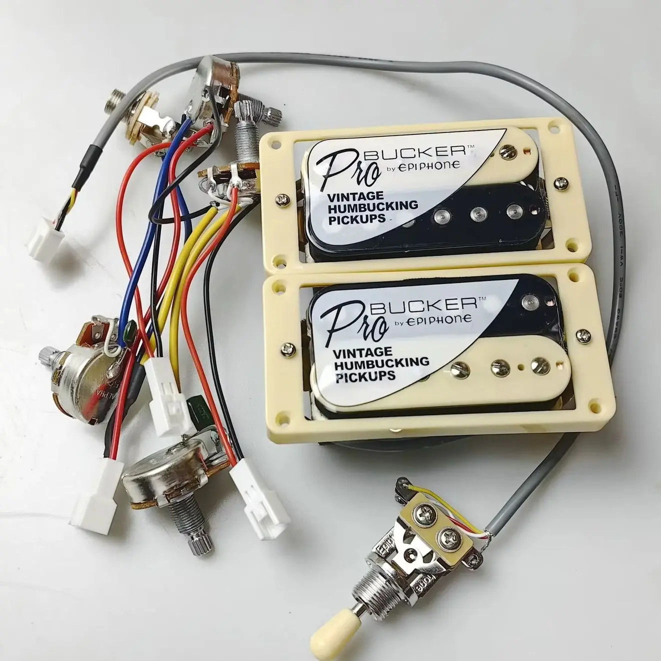 1Set ProBucker Alnico 5 Humbucker Pickup with Prewired Wiring Harness Vintage Double Coil Pickups for LP Style Electric Guitar
1Set ProBucker Alnico 5 Humbucker Pickup with Prewired Wiring Harness Vintage Double Coil Pickups for LP Style Electric Guitar