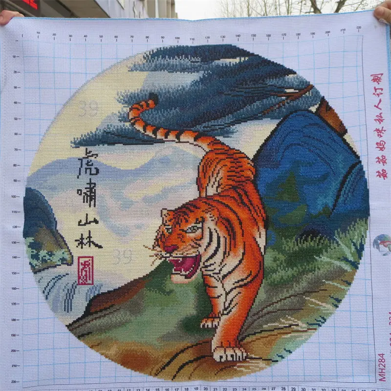 Handmade cross stitch finished product, Tiger Roaring Mountain Forest, 2023 new round decoration hanging painting for living
Handmade cross stitch finished product, Tiger Roaring Mountain Forest, 2023 new round decoration hanging painting for living