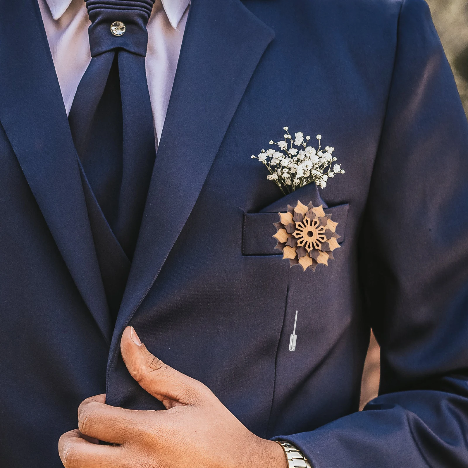 Pearl Alloy Brooch Stylish Wooden Flowers Lapel Pin for Men Suits Wedding Decoration Chinese Groom Buttons Accessories
Pearl Alloy Brooch Stylish Wooden Flowers Lapel Pin for Men Suits Wedding Decoration Chinese Groom Buttons Accessories