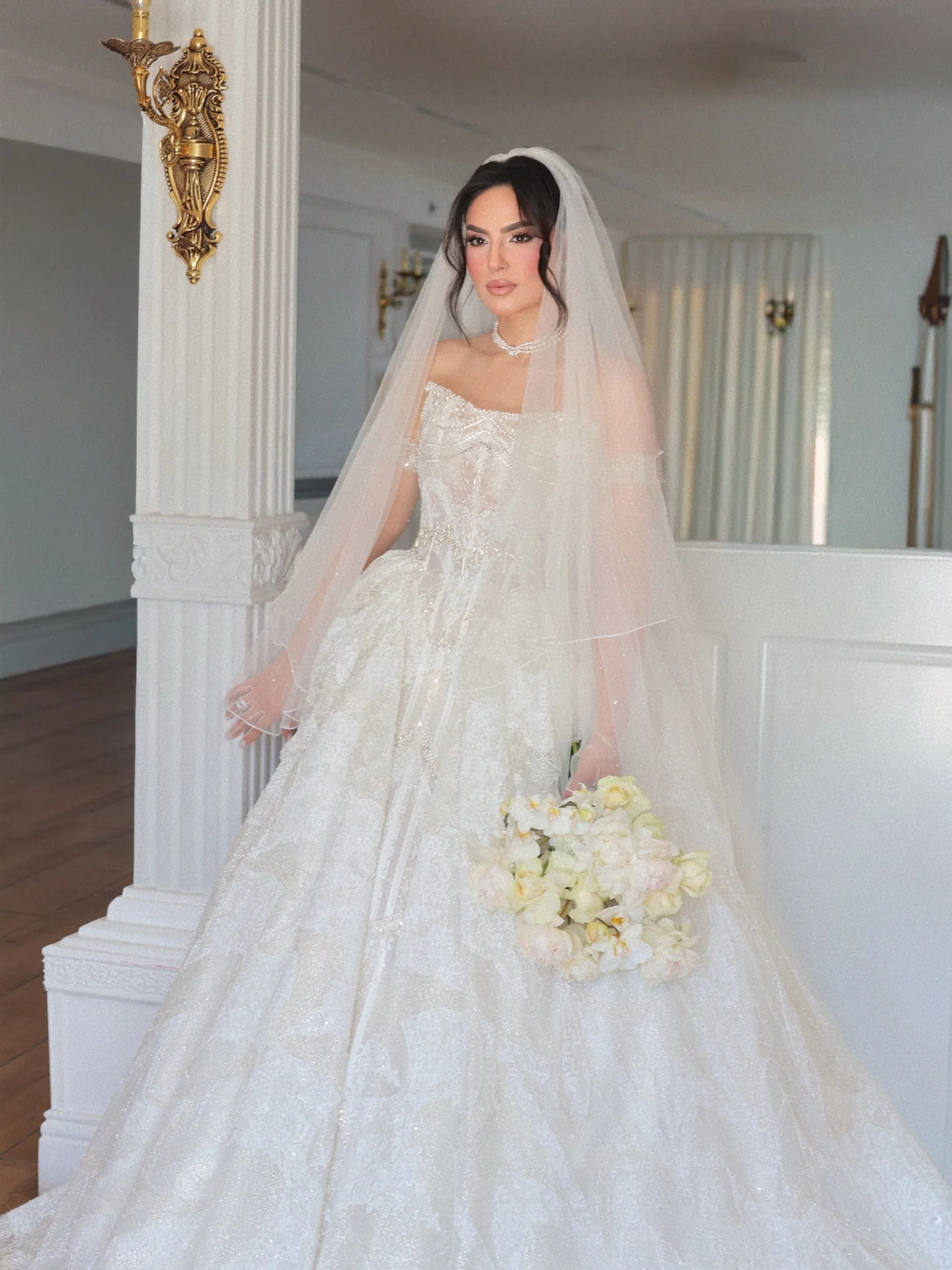 Customized Glamorous Strapless Lace Ball Gown Wedding Dress Beaded Floor Length Bridal Gown Court Train Vestidos De Novia
Customized Glamorous Strapless Lace Ball Gown Wedding Dress Beaded Floor Length Bridal Gown Court Train Vestidos De Novia