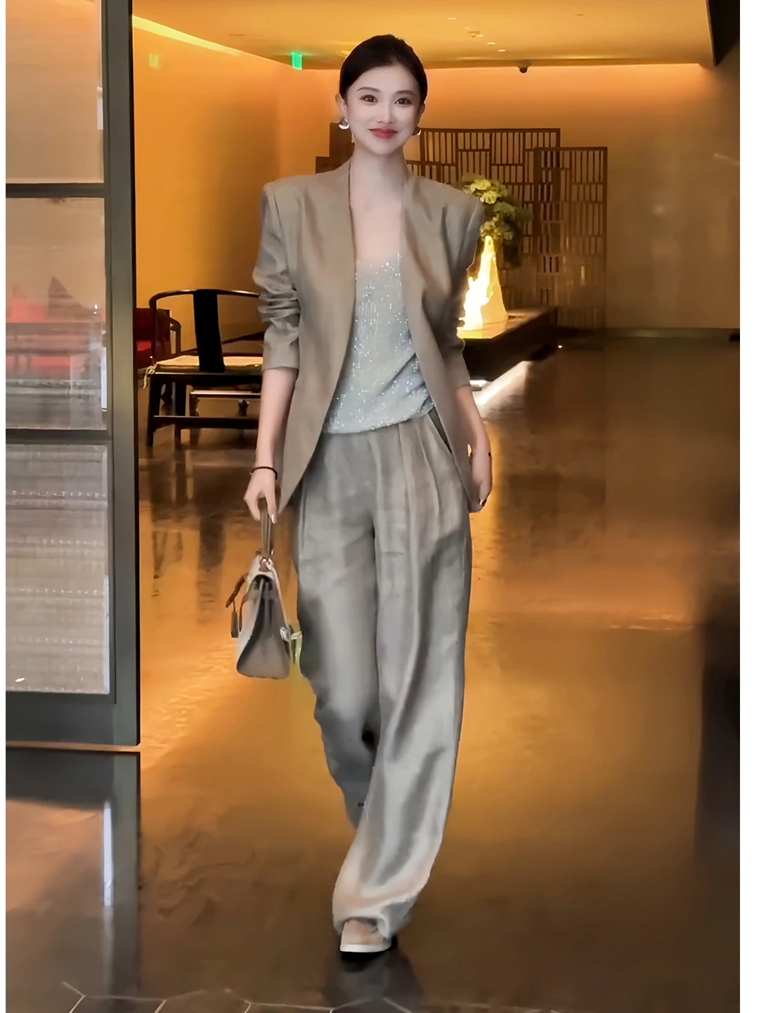 Ladies' Summer Casual Linen Suit Set with Gold Thread Wide Leg Pants Two-Piece Set Commute Fashion Outerwear by Old Money Style
Ladies' Summer Casual Linen Suit Set with Gold Thread Wide Leg Pants Two-Piece Set Commute Fashion Outerwear by Old Money Style