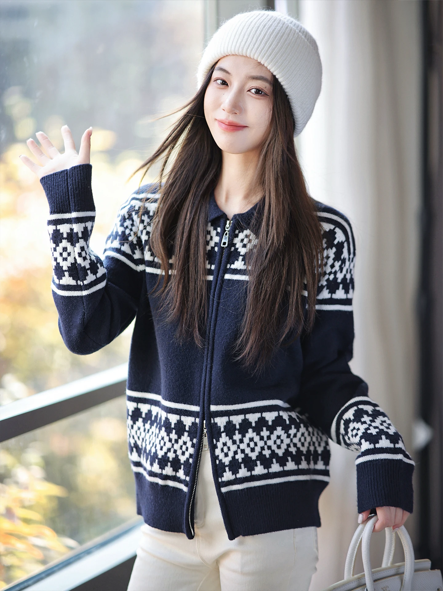 Женский вязаный кардиган с воротником на молнии и вышивкой в виде цветов, мягкий, с длинными рукавами, стандартной длины, зимний топ
Женский вязаный кардиган с воротником на молнии и вышивкой в виде цветов, мягкий, с длинными рукавами, стандартной длины, зимний топ